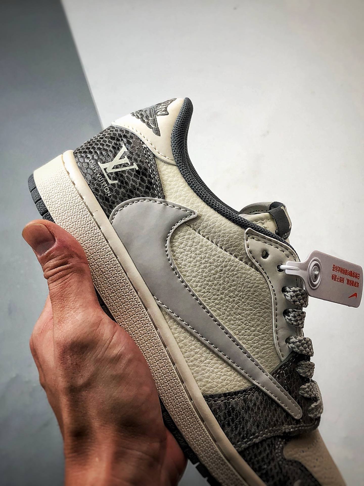 Air Jordan 1 Low OG ”高端定制” LV灰白蛇纹倒钩 XS7089-619-莆田鞋,莆田鞋货源,高仿鞋,高仿鞋货源,安福档口,莆田高仿鞋,莆田鞋批发,高仿鞋批发,莆田高仿运动鞋,高仿运动鞋,莆田运动鞋 Air Jordan 1 Low OG ”高端定制” LV灰白蛇纹倒钩 XS7089-619