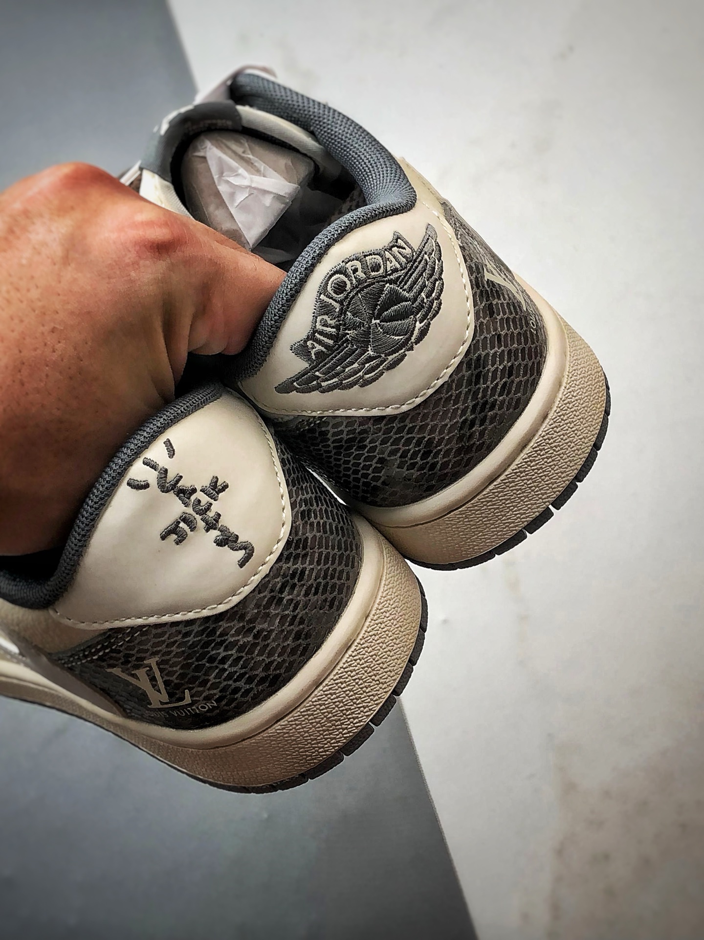 Air Jordan 1 Low OG ”高端定制” LV灰白蛇纹倒钩 XS7089-619-莆田鞋,莆田鞋货源,高仿鞋,高仿鞋货源,安福档口,莆田高仿鞋,莆田鞋批发,高仿鞋批发,莆田高仿运动鞋,高仿运动鞋,莆田运动鞋 Air Jordan 1 Low OG ”高端定制” LV灰白蛇纹倒钩 XS7089-619