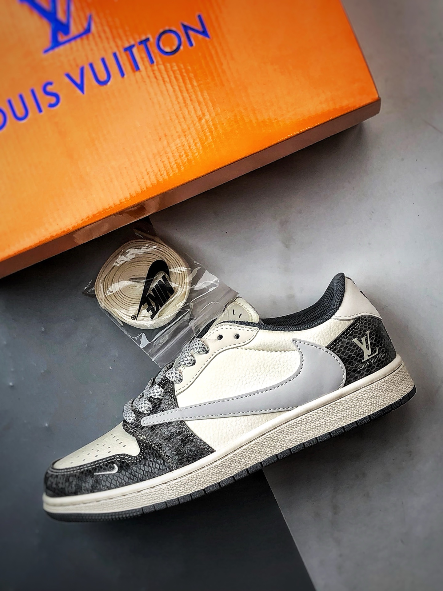 Air Jordan 1 Low OG ”高端定制” LV灰白蛇纹倒钩 XS7089-619-莆田鞋,莆田鞋货源,高仿鞋,高仿鞋货源,安福档口,莆田高仿鞋,莆田鞋批发,高仿鞋批发,莆田高仿运动鞋,高仿运动鞋,莆田运动鞋 Air Jordan 1 Low OG ”高端定制” LV灰白蛇纹倒钩 XS7089-619
