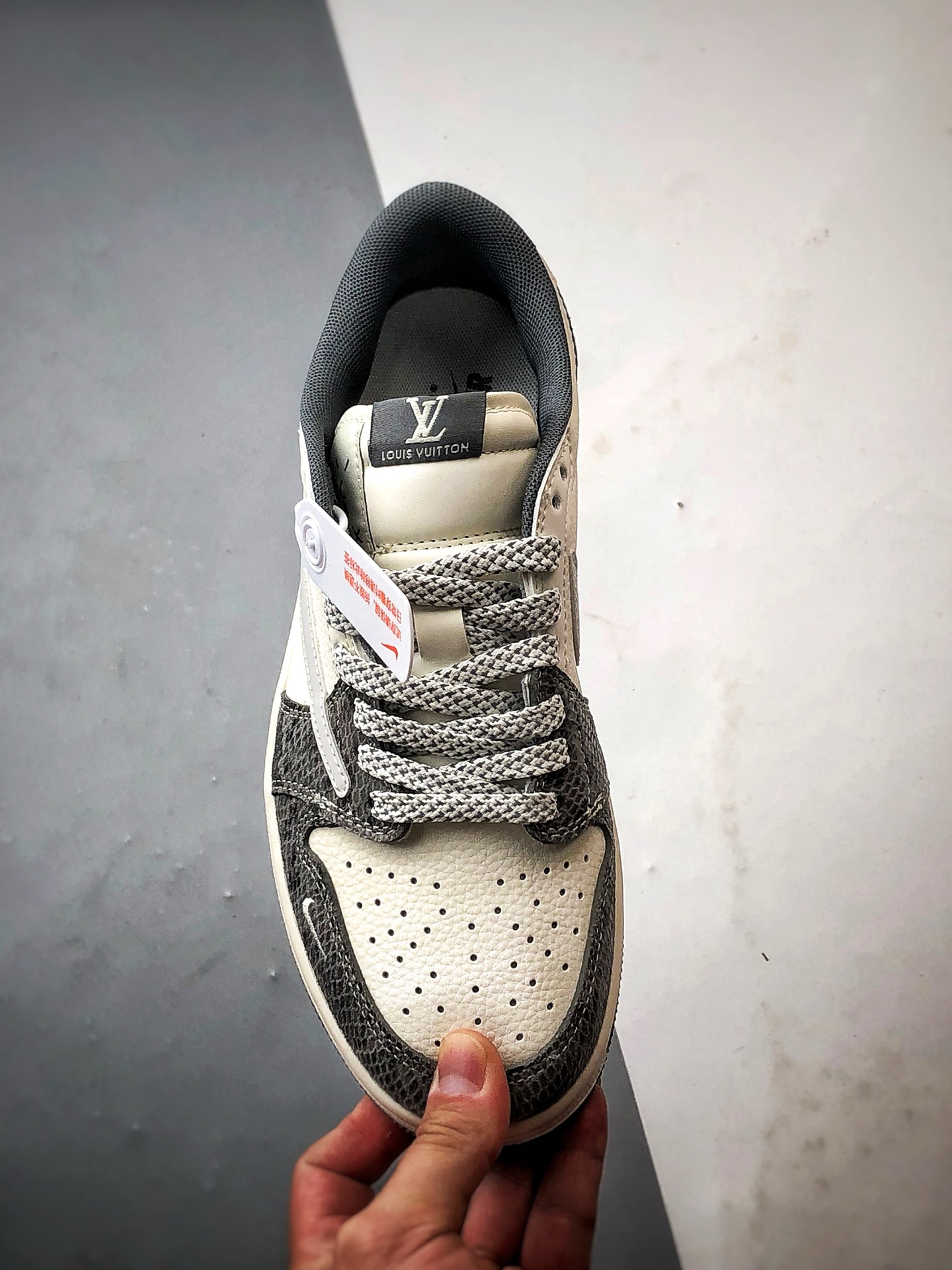 Air Jordan 1 Low OG ”高端定制” LV灰白蛇纹倒钩 XS7089-619-莆田鞋,莆田鞋货源,高仿鞋,高仿鞋货源,安福档口,莆田高仿鞋,莆田鞋批发,高仿鞋批发,莆田高仿运动鞋,高仿运动鞋,莆田运动鞋 Air Jordan 1 Low OG ”高端定制” LV灰白蛇纹倒钩 XS7089-619