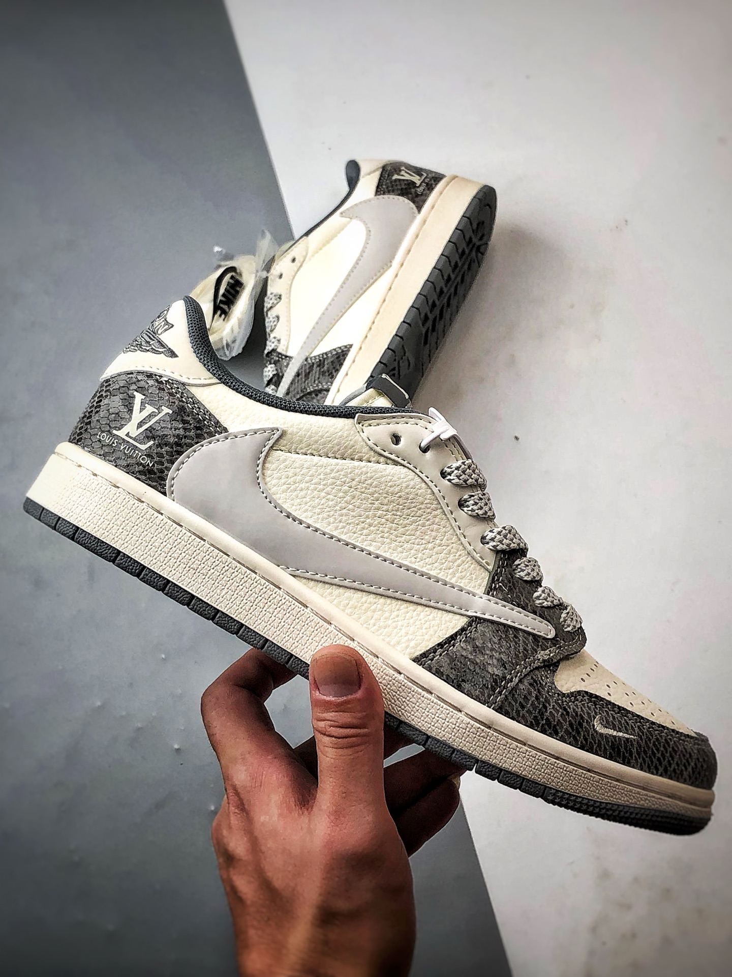 Air Jordan 1 Low OG ”高端定制” LV灰白蛇纹倒钩 XS7089-619-莆田鞋,莆田鞋货源,高仿鞋,高仿鞋货源,安福档口,莆田高仿鞋,莆田鞋批发,高仿鞋批发,莆田高仿运动鞋,高仿运动鞋,莆田运动鞋 Air Jordan 1 Low OG ”高端定制” LV灰白蛇纹倒钩 XS7089-619