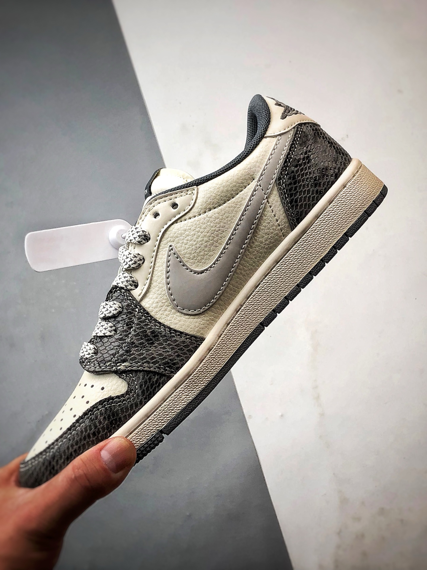 Air Jordan 1 Low OG ”高端定制” LV灰白蛇纹倒钩 XS7089-619-莆田鞋,莆田鞋货源,高仿鞋,高仿鞋货源,安福档口,莆田高仿鞋,莆田鞋批发,高仿鞋批发,莆田高仿运动鞋,高仿运动鞋,莆田运动鞋 Air Jordan 1 Low OG ”高端定制” LV灰白蛇纹倒钩 XS7089-619