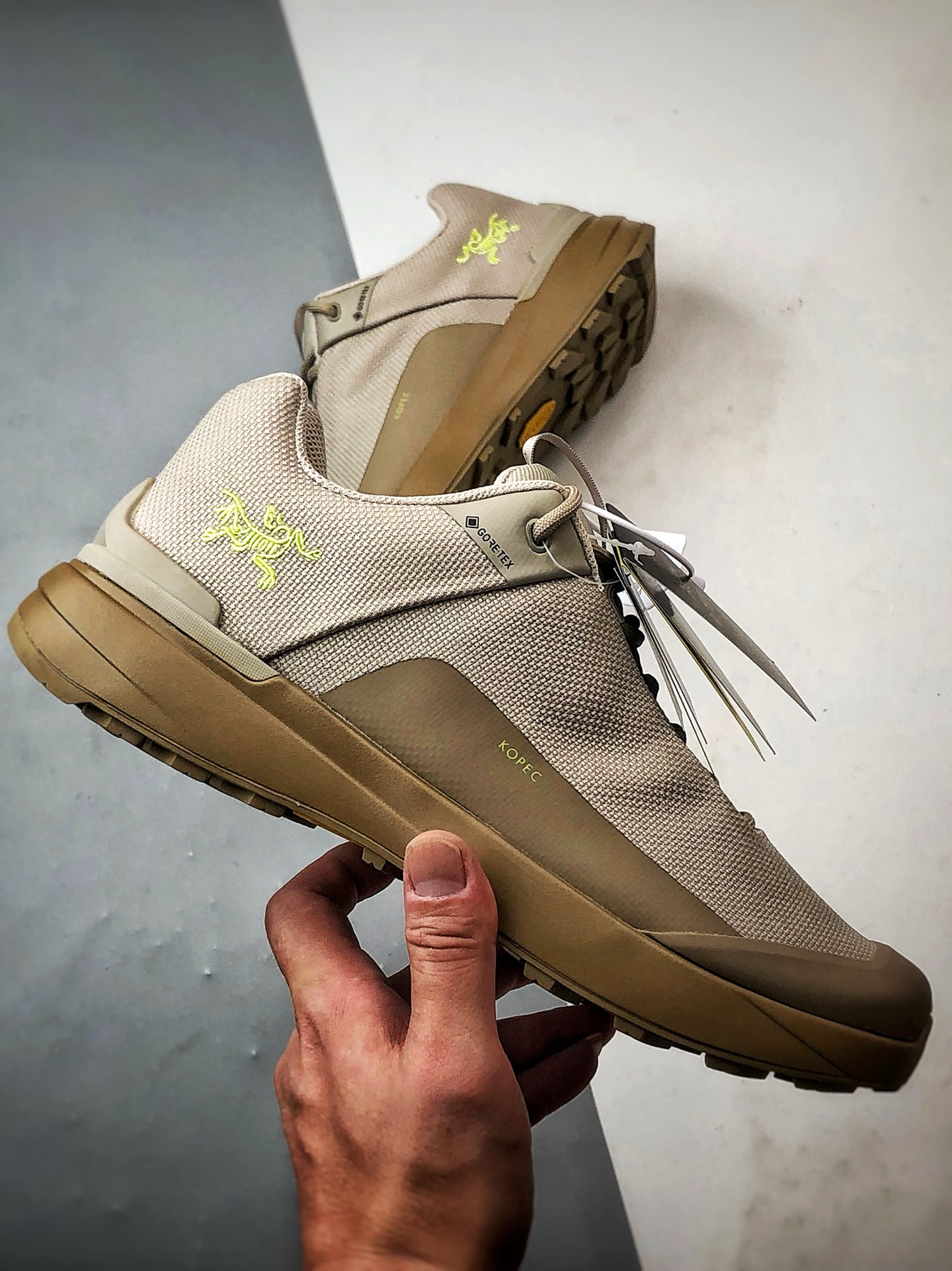 终端供货🏮爆款出货🔥
💰220
顶级纯原 Arcteryx始祖鸟 Kopec GTX 米棕色
舒适透气防水越野登山鞋 广东纯原版本
适合技术路线单日徒步穿着也可以一脚蹬穿法 aeriosflgtx鞋受到长途野外跑步鞋的启发 适合在变化的地形上进行快速轻快的徒步旅行穿着，舒适而有支撑性，使您充满信心。该设计与脚部融为一体，可最大限度地减少摩擦，gore-tex保护膜网砂，采用gore隐形适体(invisiblefit)技术，更轻薄舒适。敏捷、稳定和技术路线上的自信源于vibram® megagrip外底、压缩eva内底以及一体的tpu。重量约:275g技术特点透气轻量耐磨鞋子鞋外底结构vibram®megagripM橡胶化合材料耐用柔软鞋子结构tpu鞋头可防磨损压缩eva泡沫内底以及一体的tpu铁芯提高了灵活性和稳定性，使您充满信心鞋子衬垫结构4mm厚ortholiteM3d模制插片材料gore-tex薄膜tpu高耐磨保护膜cordura® 
尺码：40 40.5 41 42 42.5 43 44 45
编码#A-C35203