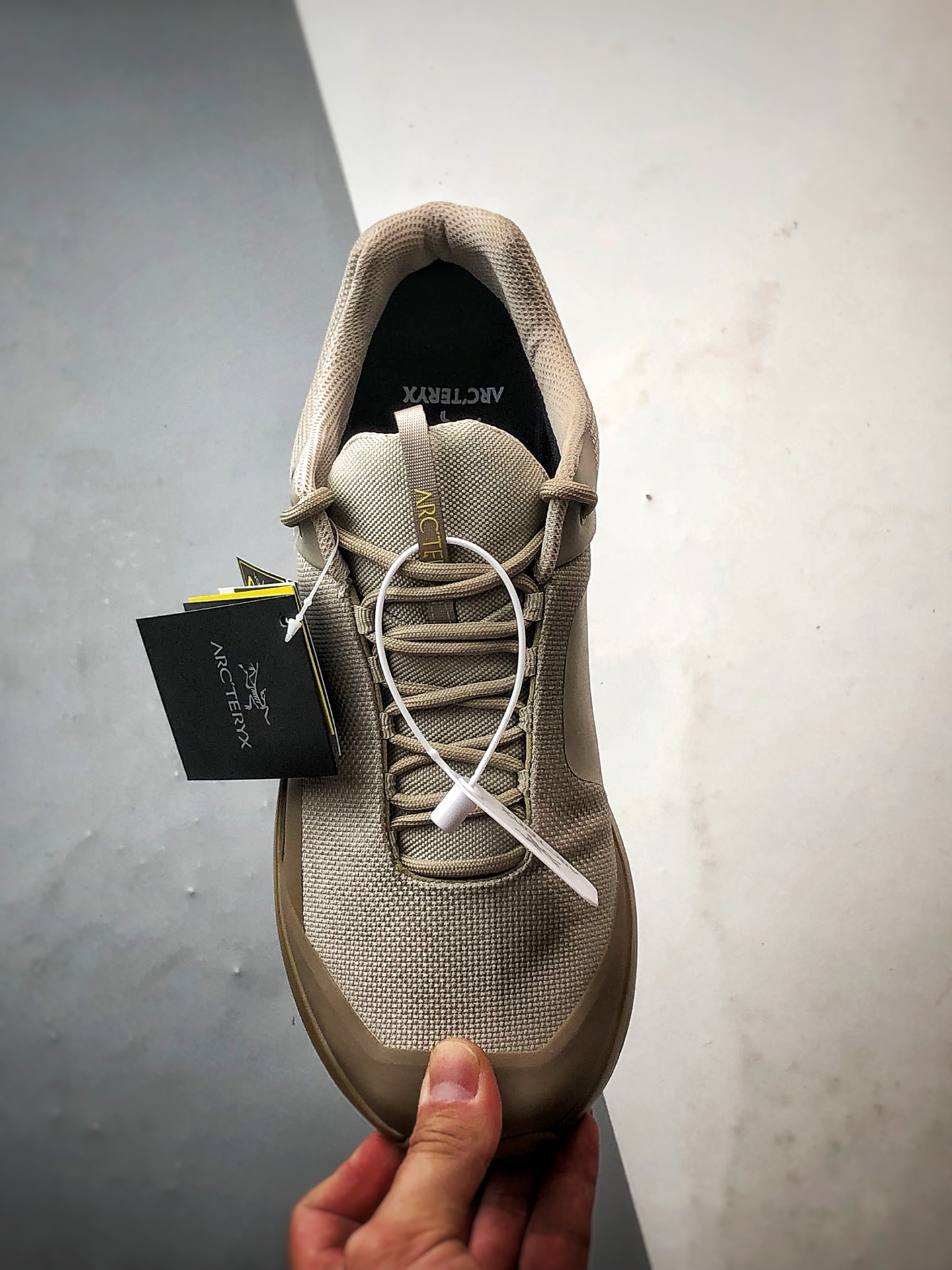 终端供货🏮爆款出货🔥
💰220
顶级纯原 Arcteryx始祖鸟 Kopec GTX 米棕色
舒适透气防水越野登山鞋 广东纯原版本
适合技术路线单日徒步穿着也可以一脚蹬穿法 aeriosflgtx鞋受到长途野外跑步鞋的启发 适合在变化的地形上进行快速轻快的徒步旅行穿着，舒适而有支撑性，使您充满信心。该设计与脚部融为一体，可最大限度地减少摩擦，gore-tex保护膜网砂，采用gore隐形适体(invisiblefit)技术，更轻薄舒适。敏捷、稳定和技术路线上的自信源于vibram® megagrip外底、压缩eva内底以及一体的tpu。重量约:275g技术特点透气轻量耐磨鞋子鞋外底结构vibram®megagripM橡胶化合材料耐用柔软鞋子结构tpu鞋头可防磨损压缩eva泡沫内底以及一体的tpu铁芯提高了灵活性和稳定性，使您充满信心鞋子衬垫结构4mm厚ortholiteM3d模制插片材料gore-tex薄膜tpu高耐磨保护膜cordura® 
尺码：40 40.5 41 42 42.5 43 44 45
编码#A-C35203