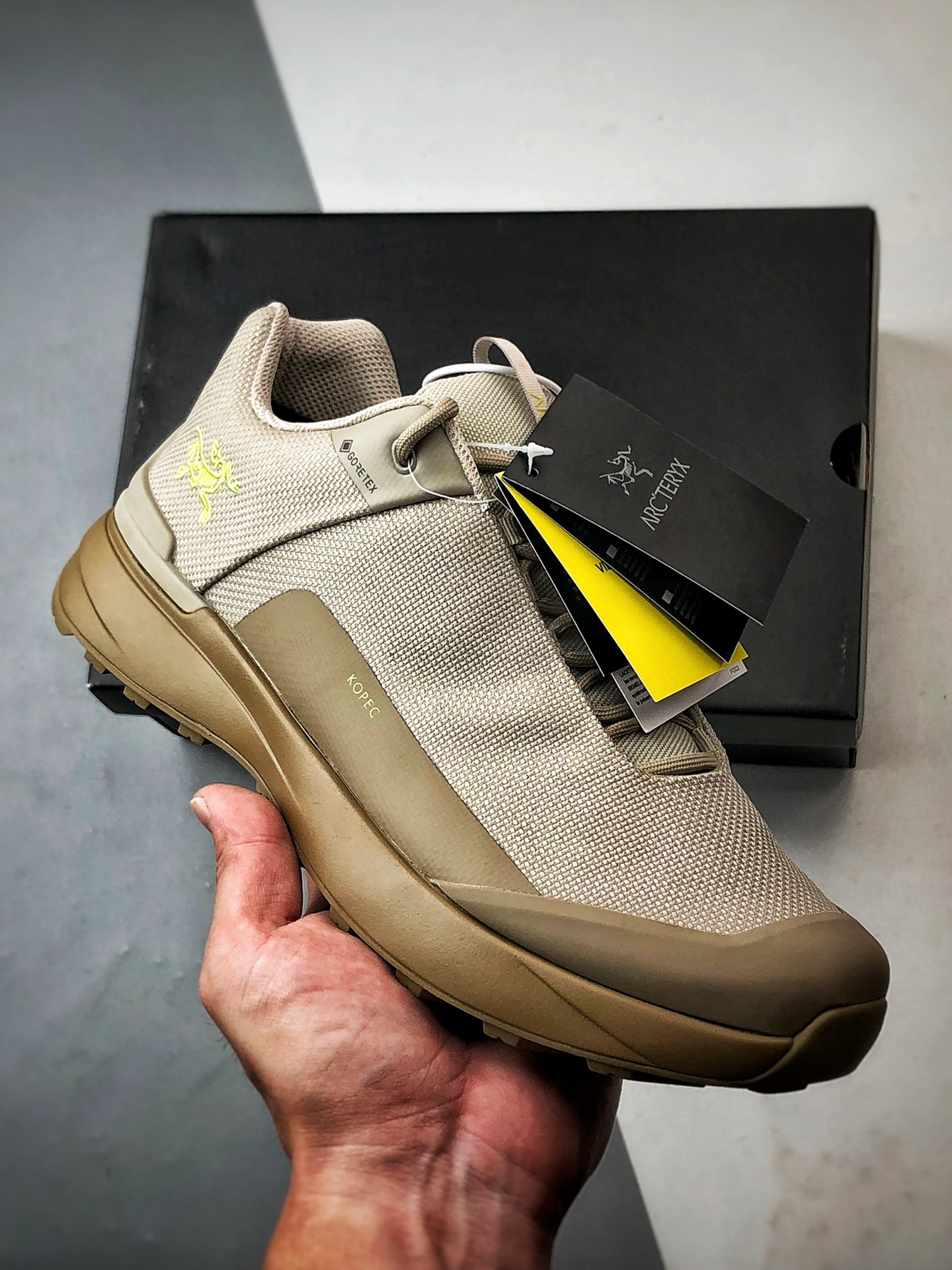 终端供货🏮爆款出货🔥
💰220
顶级纯原 Arcteryx始祖鸟 Kopec GTX 米棕色
舒适透气防水越野登山鞋 广东纯原版本
适合技术路线单日徒步穿着也可以一脚蹬穿法 aeriosflgtx鞋受到长途野外跑步鞋的启发 适合在变化的地形上进行快速轻快的徒步旅行穿着，舒适而有支撑性，使您充满信心。该设计与脚部融为一体，可最大限度地减少摩擦，gore-tex保护膜网砂，采用gore隐形适体(invisiblefit)技术，更轻薄舒适。敏捷、稳定和技术路线上的自信源于vibram® megagrip外底、压缩eva内底以及一体的tpu。重量约:275g技术特点透气轻量耐磨鞋子鞋外底结构vibram®megagripM橡胶化合材料耐用柔软鞋子结构tpu鞋头可防磨损压缩eva泡沫内底以及一体的tpu铁芯提高了灵活性和稳定性，使您充满信心鞋子衬垫结构4mm厚ortholiteM3d模制插片材料gore-tex薄膜tpu高耐磨保护膜cordura® 
尺码：40 40.5 41 42 42.5 43 44 45
编码#A-C35203