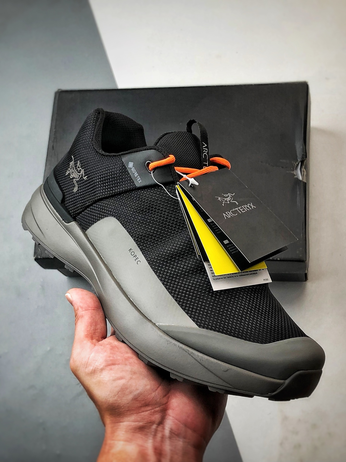 终端供货🏮爆款出货🔥 顶级纯原 Arcteryx始祖鸟 Kopec GTX 黑灰色 舒适透气防水越野登山鞋 广东纯原版本 适合技术路线单日徒步穿着也可以一脚蹬穿法 aeriosflgtx鞋受到长途野外跑步鞋的启发 适合在变化的地形上进行快速轻快的徒步旅行穿着,舒适而有支撑性,使您充满信心.该设计与脚部融为一体,可最大限度地减少摩擦,gore-tex保护膜网砂,采用gore隐形适体(invisiblefit)技术,更轻薄舒适.敏捷、稳定和技术路线上的自信源于vibram® megagrip外底、压缩eva内底以及一体的tpu.重量约:275g技术特点透气轻量耐磨鞋子鞋外底结构vibram®megagripM橡胶化合材料耐用柔软鞋子结构tpu鞋头可防磨损压缩eva泡沫内底以及一体的tpu铁芯提高了灵活性和稳定性,使您充满信心鞋子衬垫结构4mm厚ortholiteM3d模制插片材料gore-tex薄膜tpu高耐磨保护膜cordura® 编码#A-C35203