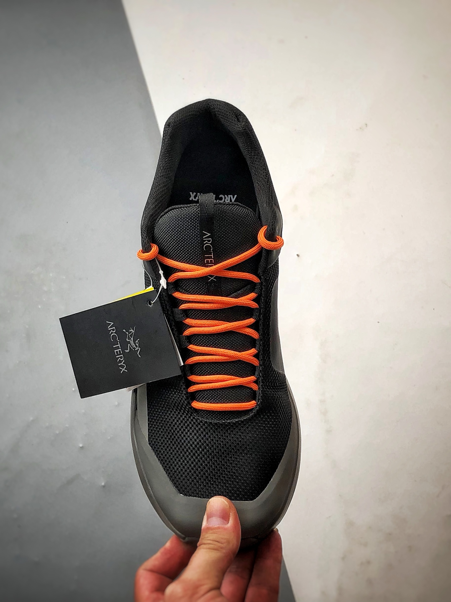 终端供货🏮爆款出货🔥 顶级纯原 Arcteryx始祖鸟 Kopec GTX 黑灰色 舒适透气防水越野登山鞋 广东纯原版本 适合技术路线单日徒步穿着也可以一脚蹬穿法 aeriosflgtx鞋受到长途野外跑步鞋的启发 适合在变化的地形上进行快速轻快的徒步旅行穿着,舒适而有支撑性,使您充满信心.该设计与脚部融为一体,可最大限度地减少摩擦,gore-tex保护膜网砂,采用gore隐形适体(invisiblefit)技术,更轻薄舒适.敏捷、稳定和技术路线上的自信源于vibram® megagrip外底、压缩eva内底以及一体的tpu.重量约:275g技术特点透气轻量耐磨鞋子鞋外底结构vibram®megagripM橡胶化合材料耐用柔软鞋子结构tpu鞋头可防磨损压缩eva泡沫内底以及一体的tpu铁芯提高了灵活性和稳定性,使您充满信心鞋子衬垫结构4mm厚ortholiteM3d模制插片材料gore-tex薄膜tpu高耐磨保护膜cordura® 编码#A-C35203