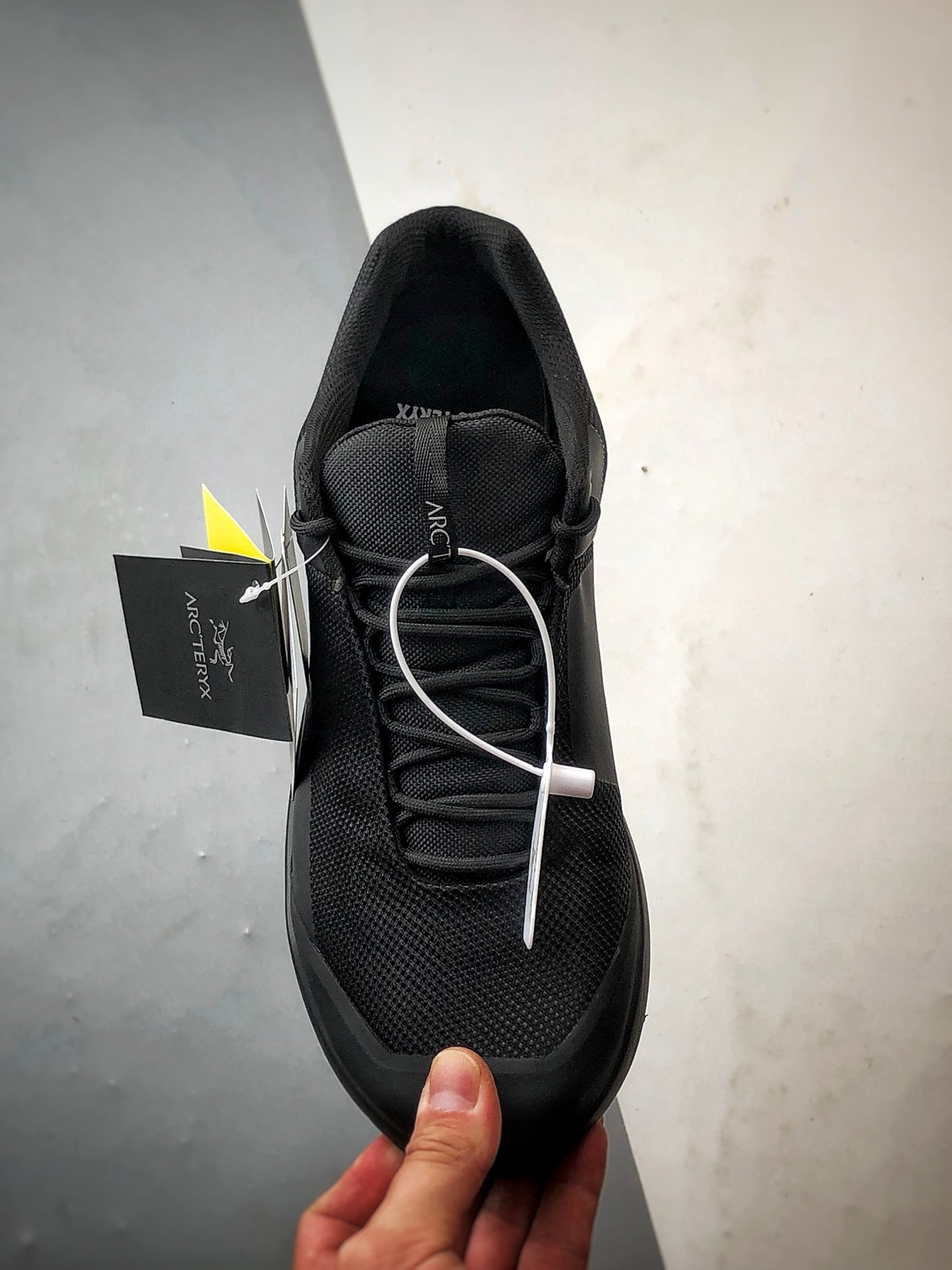 终端供货🏮爆款出货🔥
💰220
顶级纯原 Arcteryx始祖鸟 Kopec GTX 黑色
舒适透气防水越野登山鞋 广东纯原版本
适合技术路线单日徒步穿着也可以一脚蹬穿法 aeriosflgtx鞋受到长途野外跑步鞋的启发 适合在变化的地形上进行快速轻快的徒步旅行穿着，舒适而有支撑性，使您充满信心。该设计与脚部融为一体，可最大限度地减少摩擦，gore-tex保护膜网砂，采用gore隐形适体(invisiblefit)技术，更轻薄舒适。敏捷、稳定和技术路线上的自信源于vibram® megagrip外底、压缩eva内底以及一体的tpu。重量约:275g技术特点透气轻量耐磨鞋子鞋外底结构vibram®megagripM橡胶化合材料耐用柔软鞋子结构tpu鞋头可防磨损压缩eva泡沫内底以及一体的tpu铁芯提高了灵活性和稳定性，使您充满信心鞋子衬垫结构4mm厚ortholiteM3d模制插片材料gore-tex薄膜tpu高耐磨保护膜cordura® 
尺码：40 40.5 41 42 42.5 43 44 45
编码#A-C35203