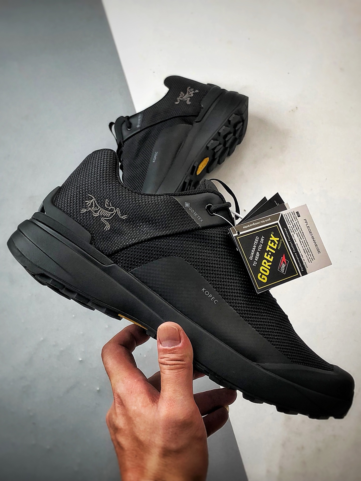 终端供货🏮爆款出货🔥
💰220
顶级纯原 Arcteryx始祖鸟 Kopec GTX 黑色
舒适透气防水越野登山鞋 广东纯原版本
适合技术路线单日徒步穿着也可以一脚蹬穿法 aeriosflgtx鞋受到长途野外跑步鞋的启发 适合在变化的地形上进行快速轻快的徒步旅行穿着，舒适而有支撑性，使您充满信心。该设计与脚部融为一体，可最大限度地减少摩擦，gore-tex保护膜网砂，采用gore隐形适体(invisiblefit)技术，更轻薄舒适。敏捷、稳定和技术路线上的自信源于vibram® megagrip外底、压缩eva内底以及一体的tpu。重量约:275g技术特点透气轻量耐磨鞋子鞋外底结构vibram®megagripM橡胶化合材料耐用柔软鞋子结构tpu鞋头可防磨损压缩eva泡沫内底以及一体的tpu铁芯提高了灵活性和稳定性，使您充满信心鞋子衬垫结构4mm厚ortholiteM3d模制插片材料gore-tex薄膜tpu高耐磨保护膜cordura® 
尺码：40 40.5 41 42 42.5 43 44 45
编码#A-C35203