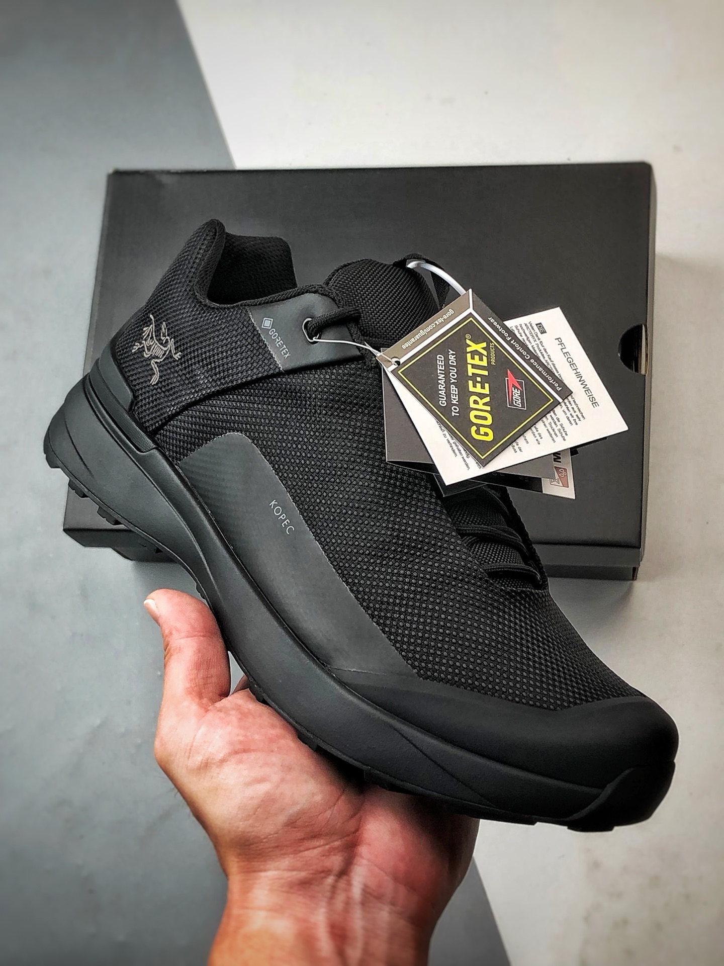 终端供货🏮爆款出货🔥
💰220
顶级纯原 Arcteryx始祖鸟 Kopec GTX 黑色
舒适透气防水越野登山鞋 广东纯原版本
适合技术路线单日徒步穿着也可以一脚蹬穿法 aeriosflgtx鞋受到长途野外跑步鞋的启发 适合在变化的地形上进行快速轻快的徒步旅行穿着，舒适而有支撑性，使您充满信心。该设计与脚部融为一体，可最大限度地减少摩擦，gore-tex保护膜网砂，采用gore隐形适体(invisiblefit)技术，更轻薄舒适。敏捷、稳定和技术路线上的自信源于vibram® megagrip外底、压缩eva内底以及一体的tpu。重量约:275g技术特点透气轻量耐磨鞋子鞋外底结构vibram®megagripM橡胶化合材料耐用柔软鞋子结构tpu鞋头可防磨损压缩eva泡沫内底以及一体的tpu铁芯提高了灵活性和稳定性，使您充满信心鞋子衬垫结构4mm厚ortholiteM3d模制插片材料gore-tex薄膜tpu高耐磨保护膜cordura® 
尺码：40 40.5 41 42 42.5 43 44 45
编码#A-C35203