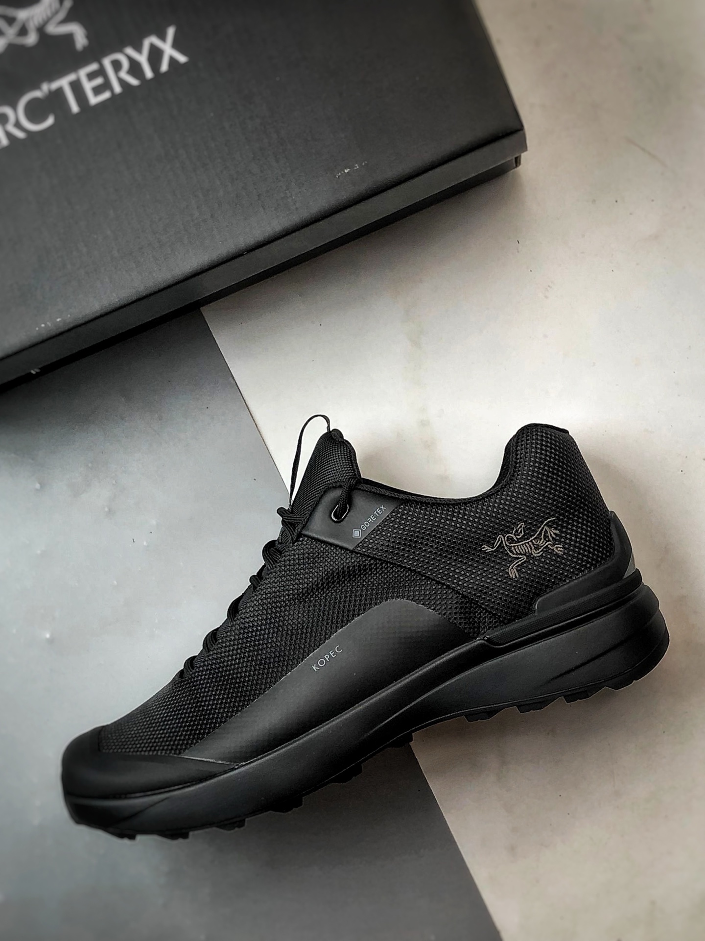 终端供货🏮爆款出货🔥
💰220
顶级纯原 Arcteryx始祖鸟 Kopec GTX 黑色
舒适透气防水越野登山鞋 广东纯原版本
适合技术路线单日徒步穿着也可以一脚蹬穿法 aeriosflgtx鞋受到长途野外跑步鞋的启发 适合在变化的地形上进行快速轻快的徒步旅行穿着，舒适而有支撑性，使您充满信心。该设计与脚部融为一体，可最大限度地减少摩擦，gore-tex保护膜网砂，采用gore隐形适体(invisiblefit)技术，更轻薄舒适。敏捷、稳定和技术路线上的自信源于vibram® megagrip外底、压缩eva内底以及一体的tpu。重量约:275g技术特点透气轻量耐磨鞋子鞋外底结构vibram®megagripM橡胶化合材料耐用柔软鞋子结构tpu鞋头可防磨损压缩eva泡沫内底以及一体的tpu铁芯提高了灵活性和稳定性，使您充满信心鞋子衬垫结构4mm厚ortholiteM3d模制插片材料gore-tex薄膜tpu高耐磨保护膜cordura® 
尺码：40 40.5 41 42 42.5 43 44 45
编码#A-C35203