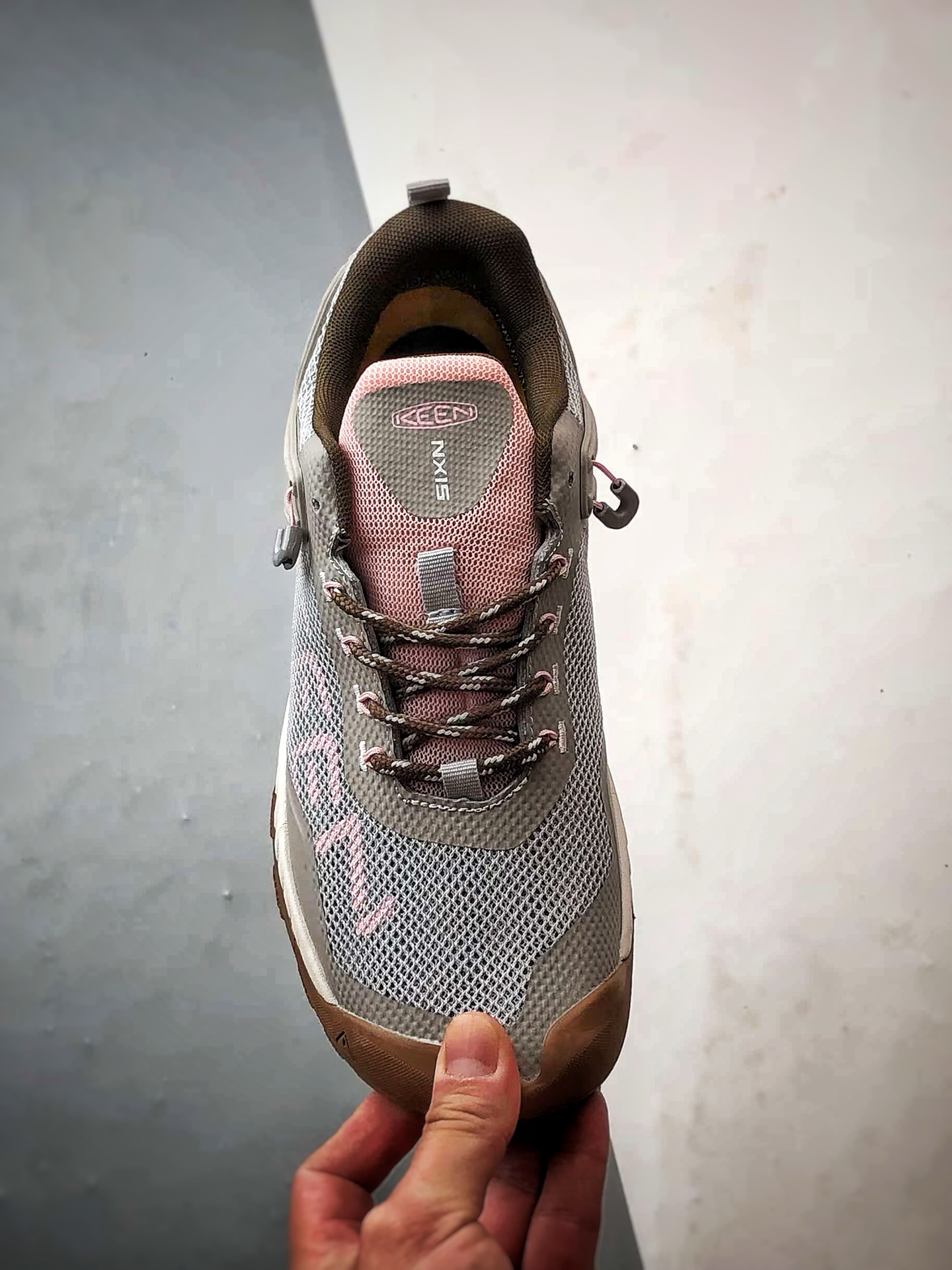 Keen Nxis Evo 灰粉 舒适防滑耐磨低帮徒步鞋