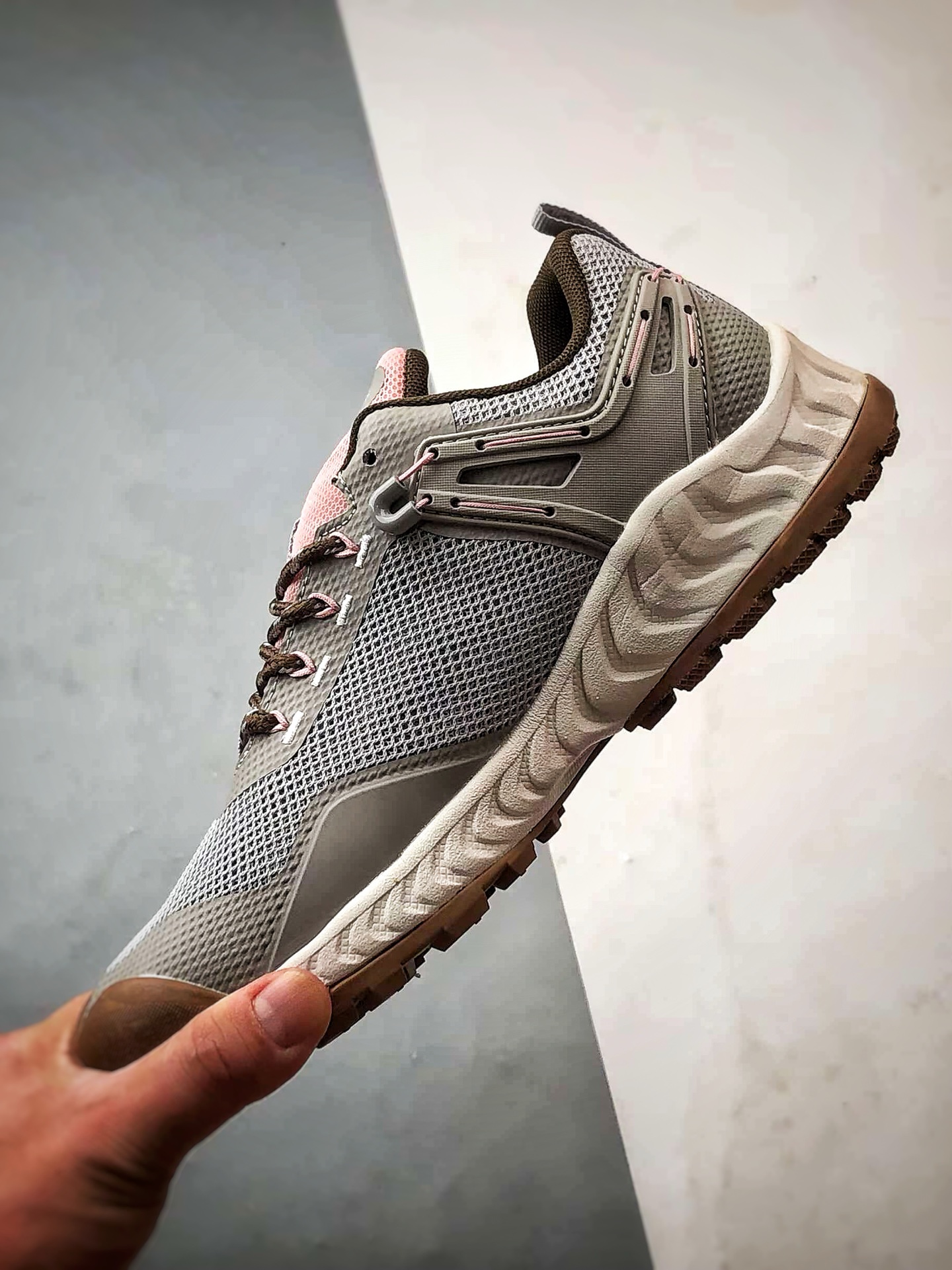 Keen Nxis Evo 灰粉 舒适防滑耐磨低帮徒步鞋