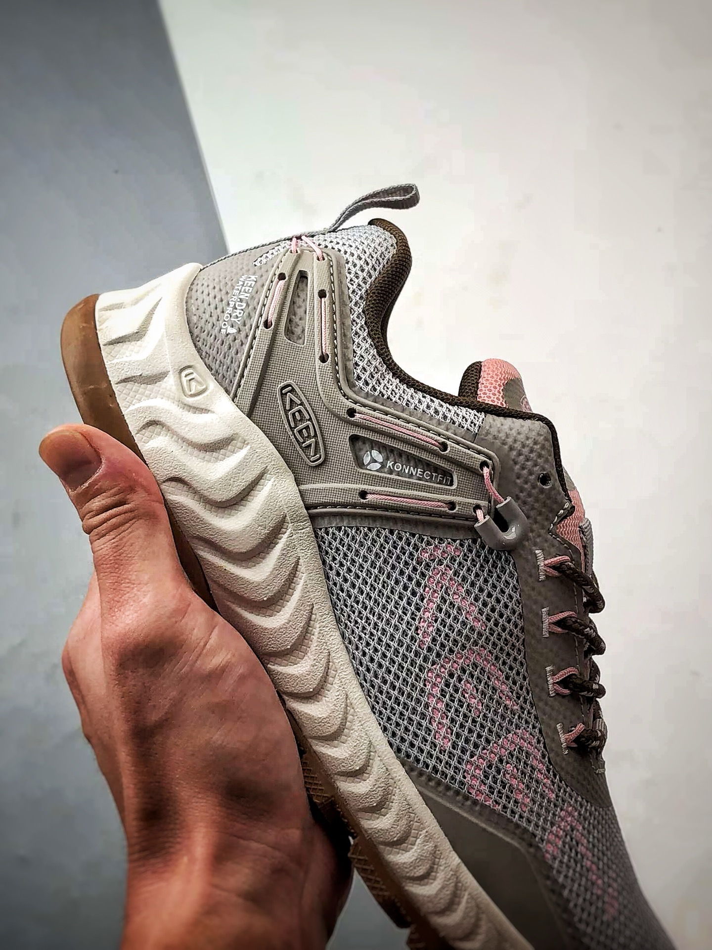 Keen Nxis Evo 灰粉 舒适防滑耐磨低帮徒步鞋