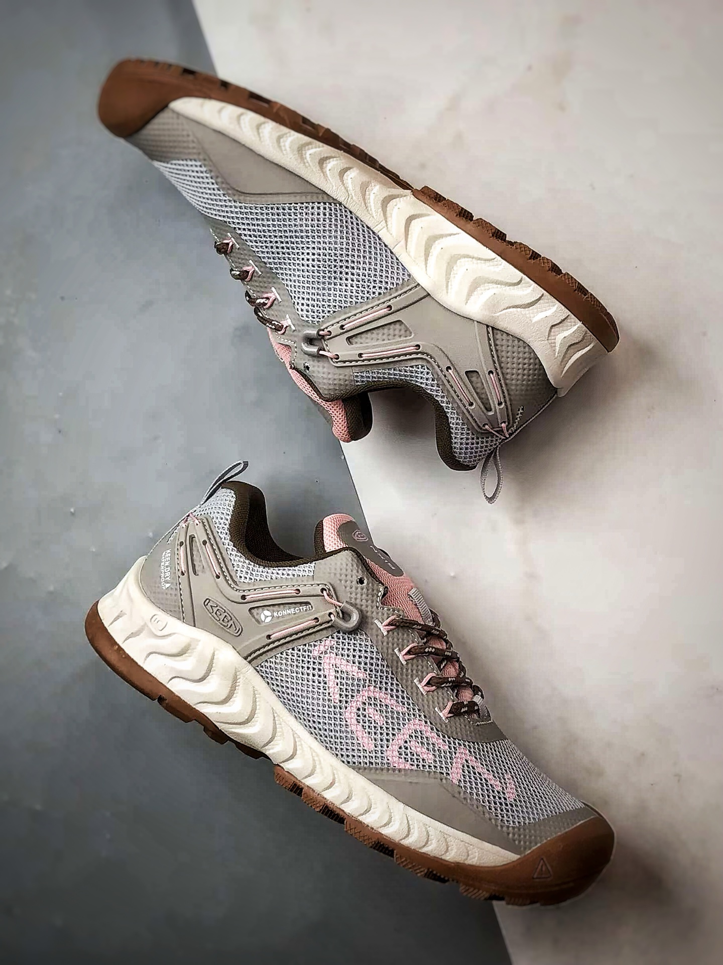 Keen Nxis Evo 灰粉 舒适防滑耐磨低帮徒步鞋