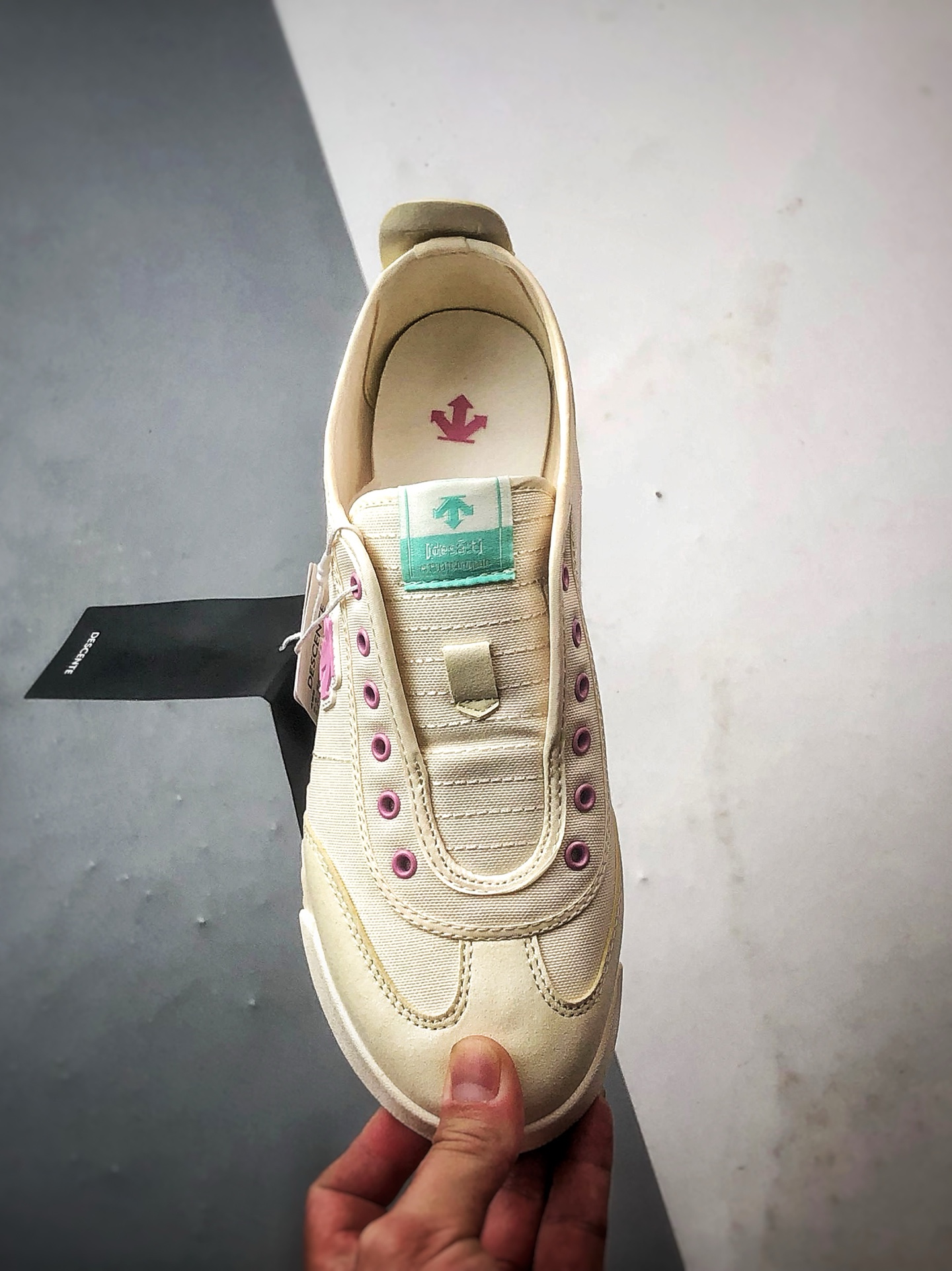 Descente Chron Tempo 米白粉 迪桑特帆布一脚蹬轻便生活休闲鞋-莆田鞋,莆田鞋货源,高仿鞋,高仿鞋货源,安福档口,莆田高仿鞋,莆田鞋批发,高仿鞋批发,莆田高仿运动鞋,高仿运动鞋,莆田运动鞋 Descente Chron Tempo 米白粉 迪桑特帆布一脚蹬轻便生活休闲鞋