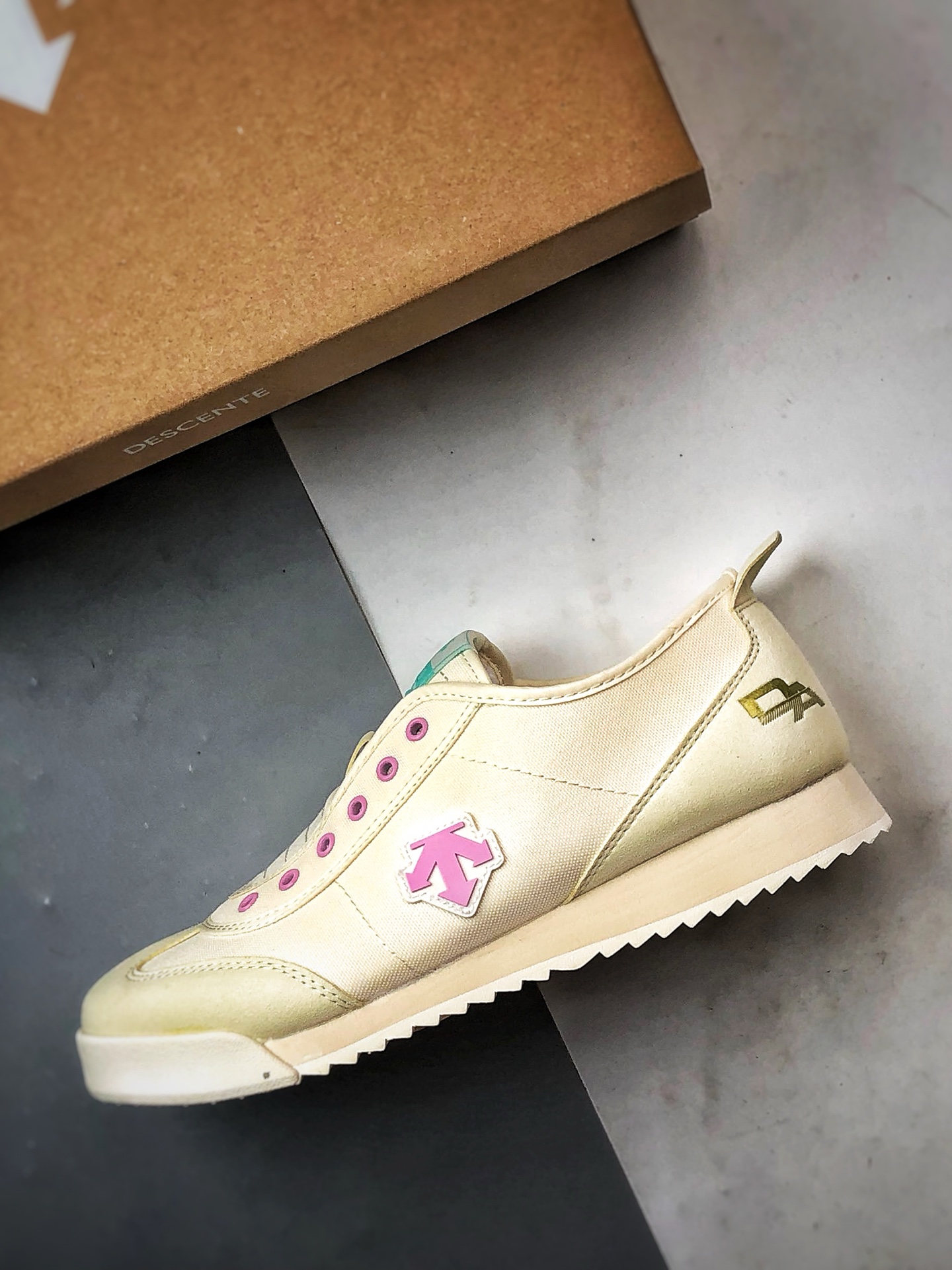 Descente Chron Tempo 米白粉 迪桑特帆布一脚蹬轻便生活休闲鞋-莆田鞋,莆田鞋货源,高仿鞋,高仿鞋货源,安福档口,莆田高仿鞋,莆田鞋批发,高仿鞋批发,莆田高仿运动鞋,高仿运动鞋,莆田运动鞋 Descente Chron Tempo 米白粉 迪桑特帆布一脚蹬轻便生活休闲鞋