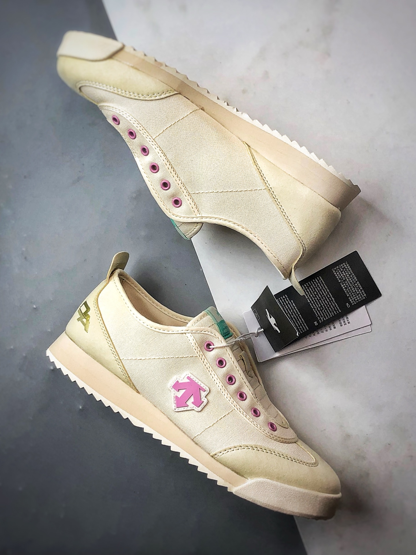 Descente Chron Tempo 米白粉 迪桑特帆布一脚蹬轻便生活休闲鞋-莆田鞋,莆田鞋货源,高仿鞋,高仿鞋货源,安福档口,莆田高仿鞋,莆田鞋批发,高仿鞋批发,莆田高仿运动鞋,高仿运动鞋,莆田运动鞋 Descente Chron Tempo 米白粉 迪桑特帆布一脚蹬轻便生活休闲鞋