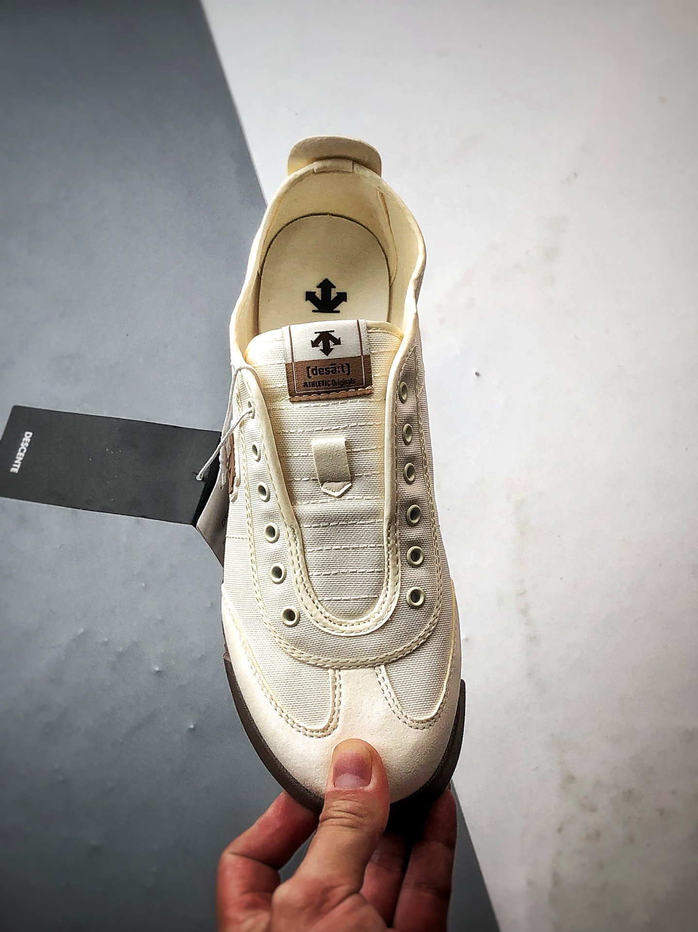 Descente Chron Tempo 米白棕 迪桑特帆布一脚蹬轻便生活休闲鞋-莆田鞋,莆田鞋货源,高仿鞋,高仿鞋货源,安福档口,莆田高仿鞋,莆田鞋批发,高仿鞋批发,莆田高仿运动鞋,高仿运动鞋,莆田运动鞋 Descente Chron Tempo 米白棕 迪桑特帆布一脚蹬轻便生活休闲鞋