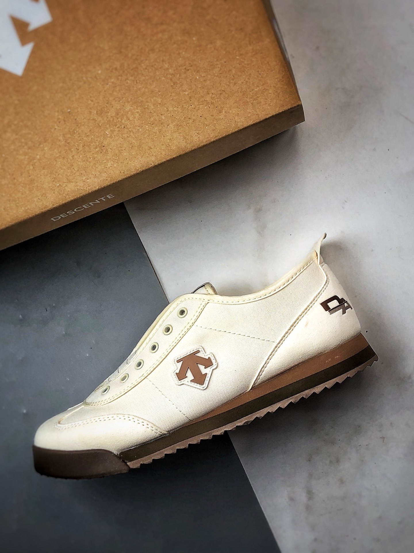 Descente Chron Tempo 米白棕 迪桑特帆布一脚蹬轻便生活休闲鞋-莆田鞋,莆田鞋货源,高仿鞋,高仿鞋货源,安福档口,莆田高仿鞋,莆田鞋批发,高仿鞋批发,莆田高仿运动鞋,高仿运动鞋,莆田运动鞋 Descente Chron Tempo 米白棕 迪桑特帆布一脚蹬轻便生活休闲鞋