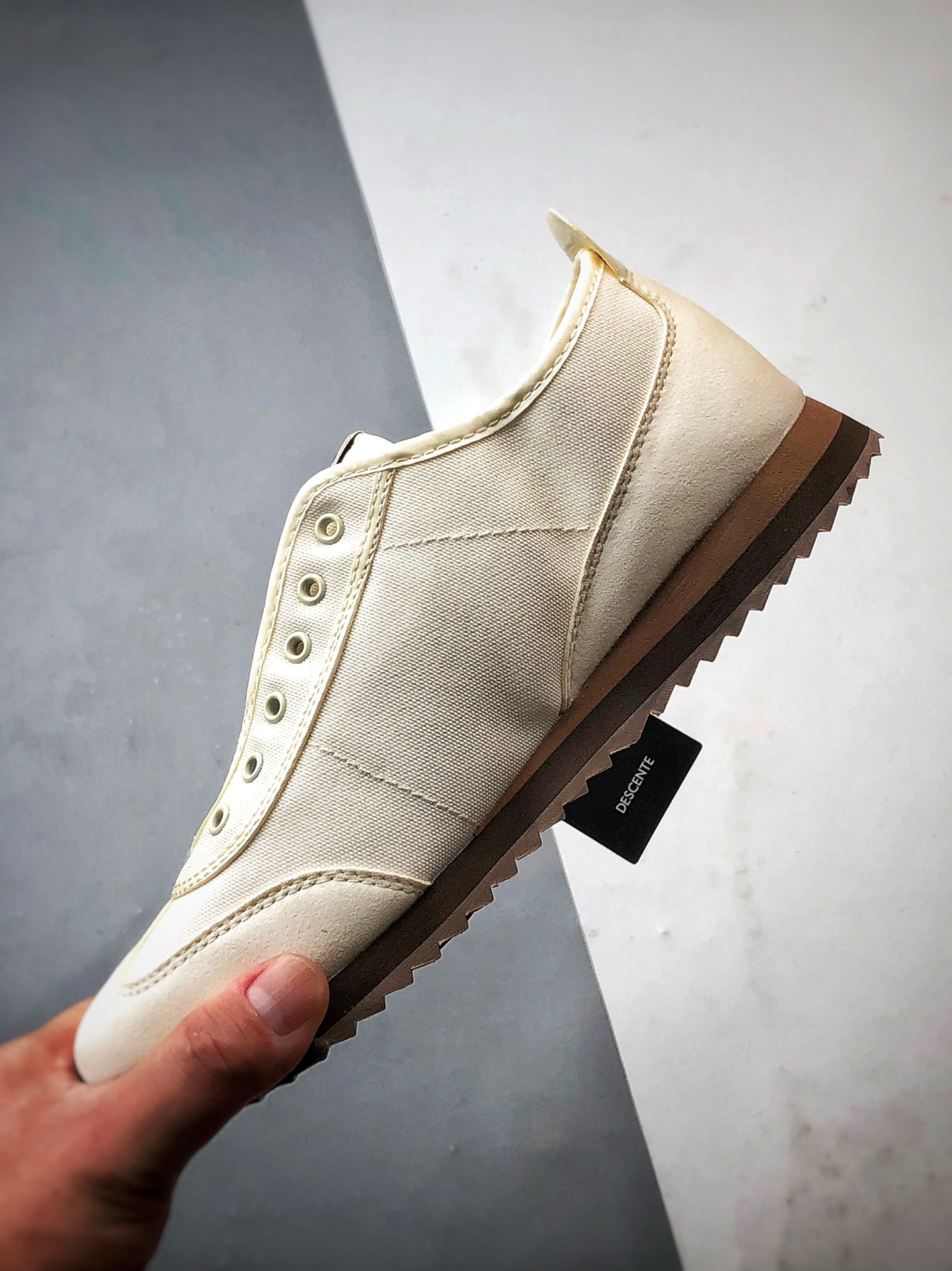 Descente Chron Tempo 米白棕 迪桑特帆布一脚蹬轻便生活休闲鞋-莆田鞋,莆田鞋货源,高仿鞋,高仿鞋货源,安福档口,莆田高仿鞋,莆田鞋批发,高仿鞋批发,莆田高仿运动鞋,高仿运动鞋,莆田运动鞋 Descente Chron Tempo 米白棕 迪桑特帆布一脚蹬轻便生活休闲鞋