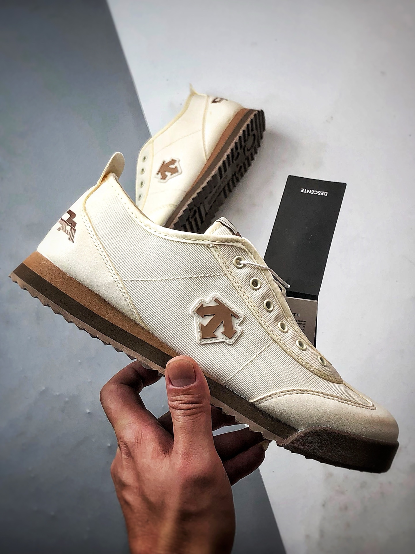 Descente Chron Tempo 米白棕 迪桑特帆布一脚蹬轻便生活休闲鞋-莆田鞋,莆田鞋货源,高仿鞋,高仿鞋货源,安福档口,莆田高仿鞋,莆田鞋批发,高仿鞋批发,莆田高仿运动鞋,高仿运动鞋,莆田运动鞋 Descente Chron Tempo 米白棕 迪桑特帆布一脚蹬轻便生活休闲鞋