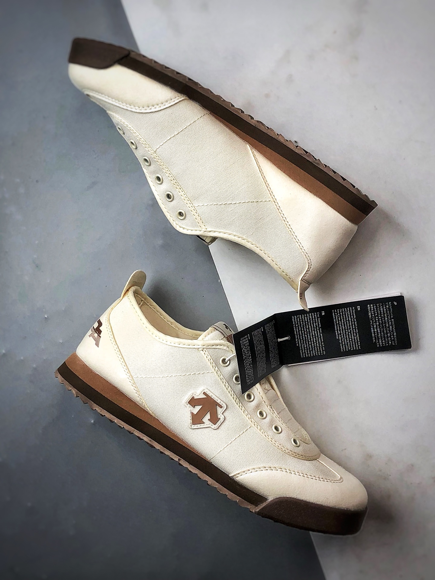 Descente Chron Tempo 米白棕 迪桑特帆布一脚蹬轻便生活休闲鞋-莆田鞋,莆田鞋货源,高仿鞋,高仿鞋货源,安福档口,莆田高仿鞋,莆田鞋批发,高仿鞋批发,莆田高仿运动鞋,高仿运动鞋,莆田运动鞋 Descente Chron Tempo 米白棕 迪桑特帆布一脚蹬轻便生活休闲鞋