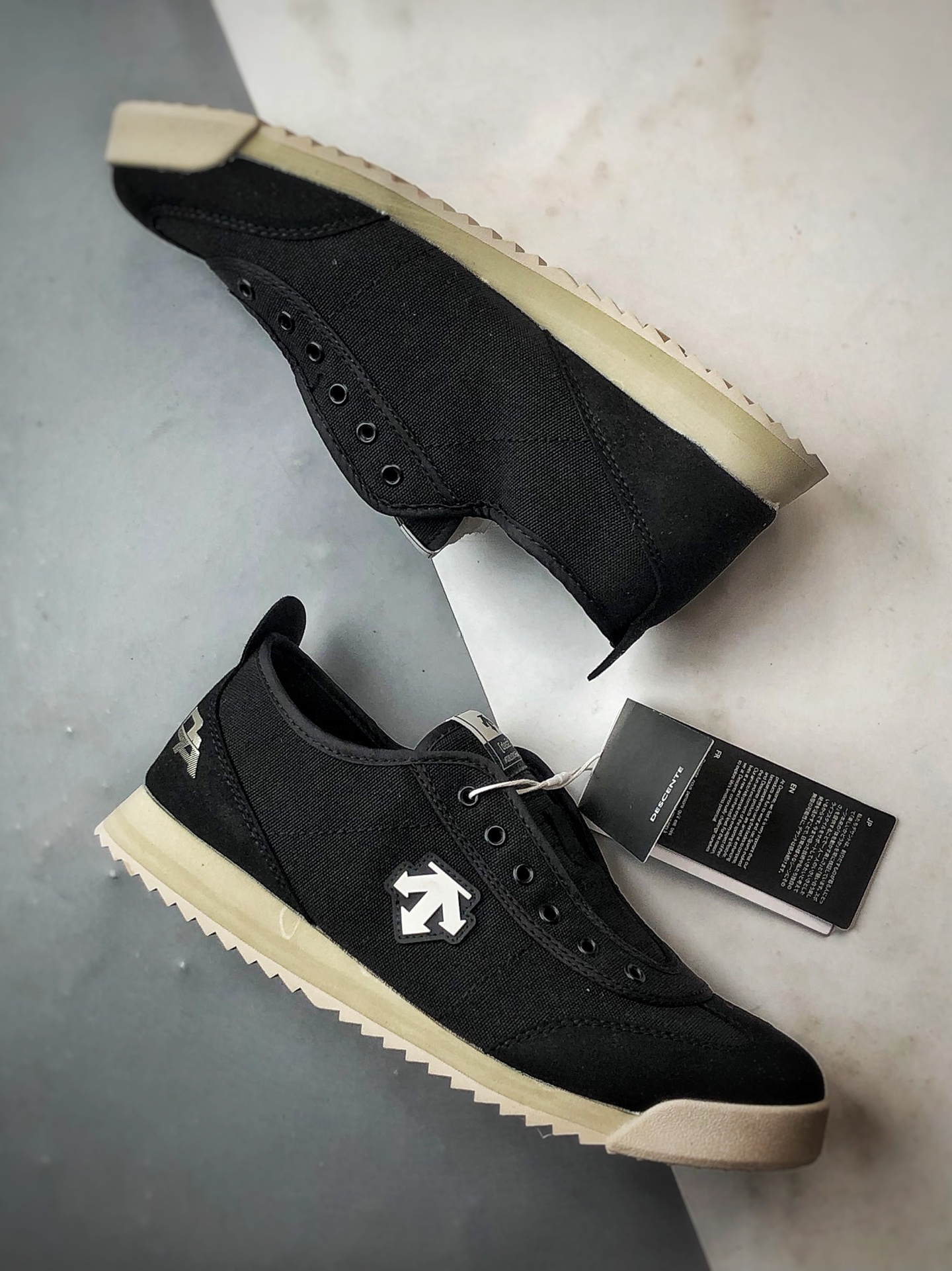 Descente Chron Tempo 黑色 迪桑特帆布一脚蹬轻便生活休闲鞋 原-莆田鞋,莆田鞋货源,高仿鞋,高仿鞋货源,安福档口,莆田高仿鞋,莆田鞋批发,高仿鞋批发,莆田高仿运动鞋,高仿运动鞋,莆田运动鞋 Descente Chron Tempo 黑色 迪桑特帆布一脚蹬轻便生活休闲鞋 原