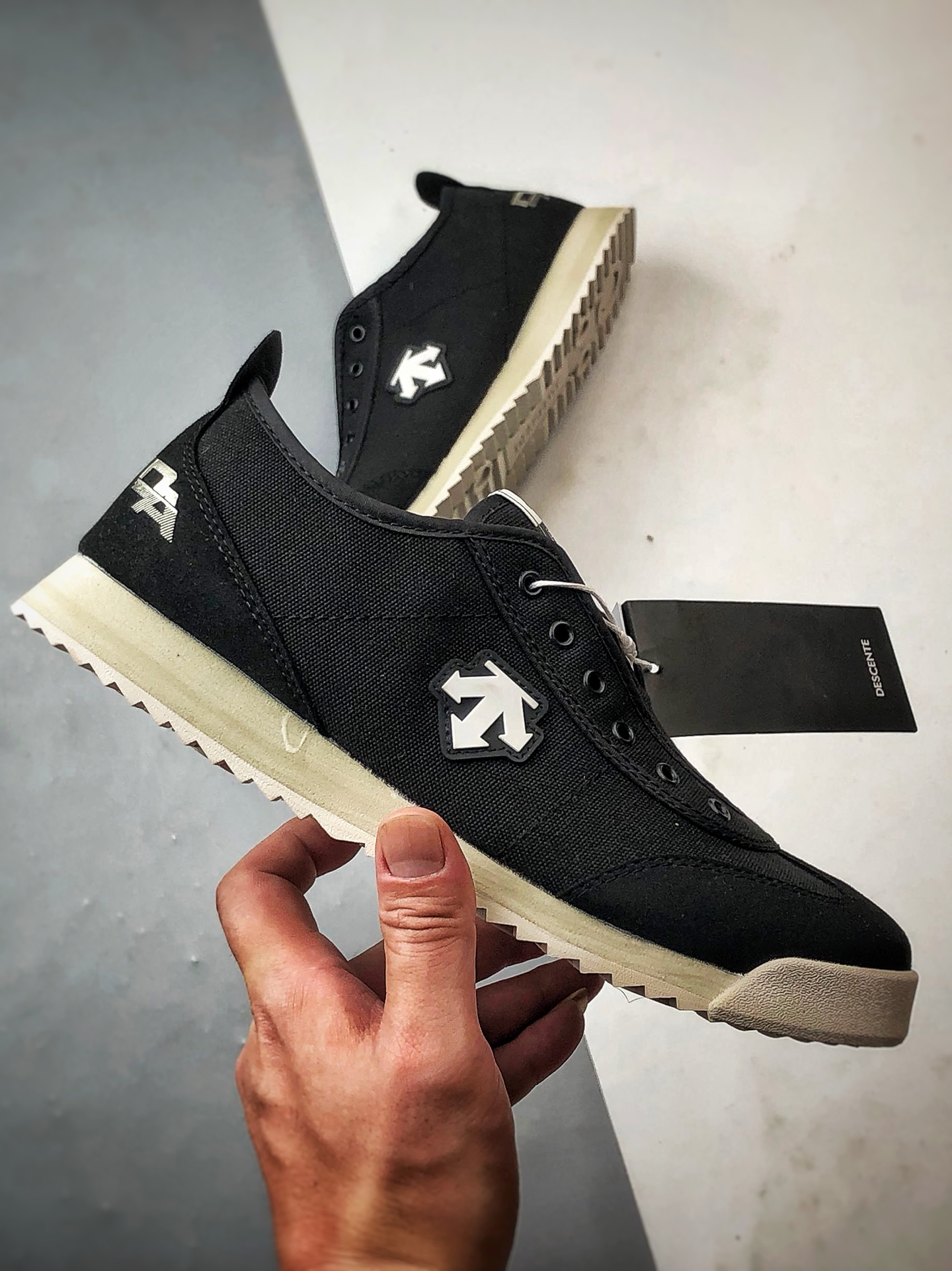 Descente Chron Tempo 黑色 迪桑特帆布一脚蹬轻便生活休闲鞋 原-莆田鞋,莆田鞋货源,高仿鞋,高仿鞋货源,安福档口,莆田高仿鞋,莆田鞋批发,高仿鞋批发,莆田高仿运动鞋,高仿运动鞋,莆田运动鞋 Descente Chron Tempo 黑色 迪桑特帆布一脚蹬轻便生活休闲鞋 原