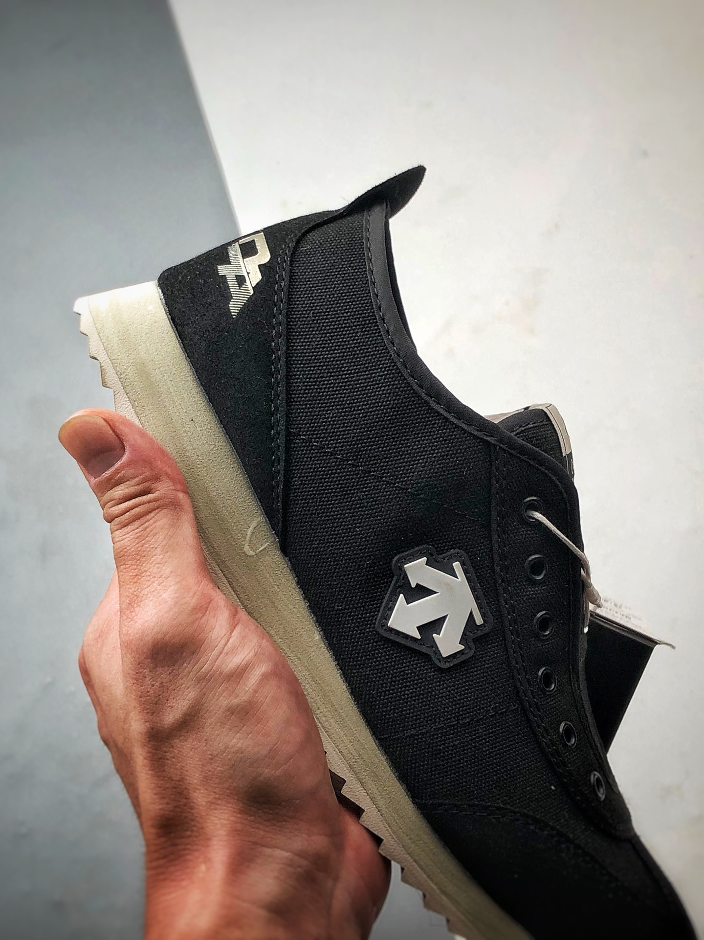 Descente Chron Tempo 黑色 迪桑特帆布一脚蹬轻便生活休闲鞋 原-莆田鞋,莆田鞋货源,高仿鞋,高仿鞋货源,安福档口,莆田高仿鞋,莆田鞋批发,高仿鞋批发,莆田高仿运动鞋,高仿运动鞋,莆田运动鞋 Descente Chron Tempo 黑色 迪桑特帆布一脚蹬轻便生活休闲鞋 原