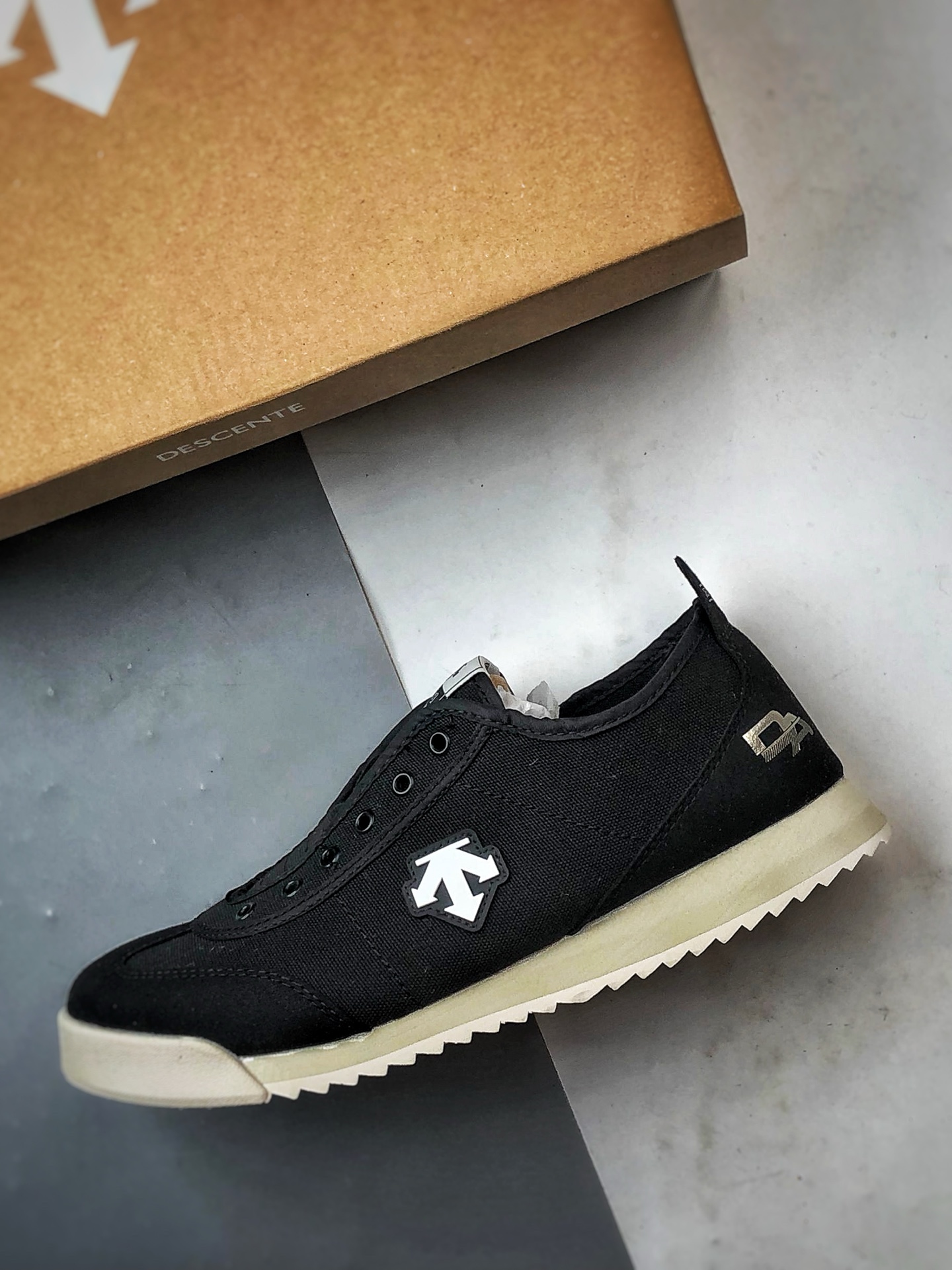 Descente Chron Tempo 黑色 迪桑特帆布一脚蹬轻便生活休闲鞋 原-莆田鞋,莆田鞋货源,高仿鞋,高仿鞋货源,安福档口,莆田高仿鞋,莆田鞋批发,高仿鞋批发,莆田高仿运动鞋,高仿运动鞋,莆田运动鞋 Descente Chron Tempo 黑色 迪桑特帆布一脚蹬轻便生活休闲鞋 原