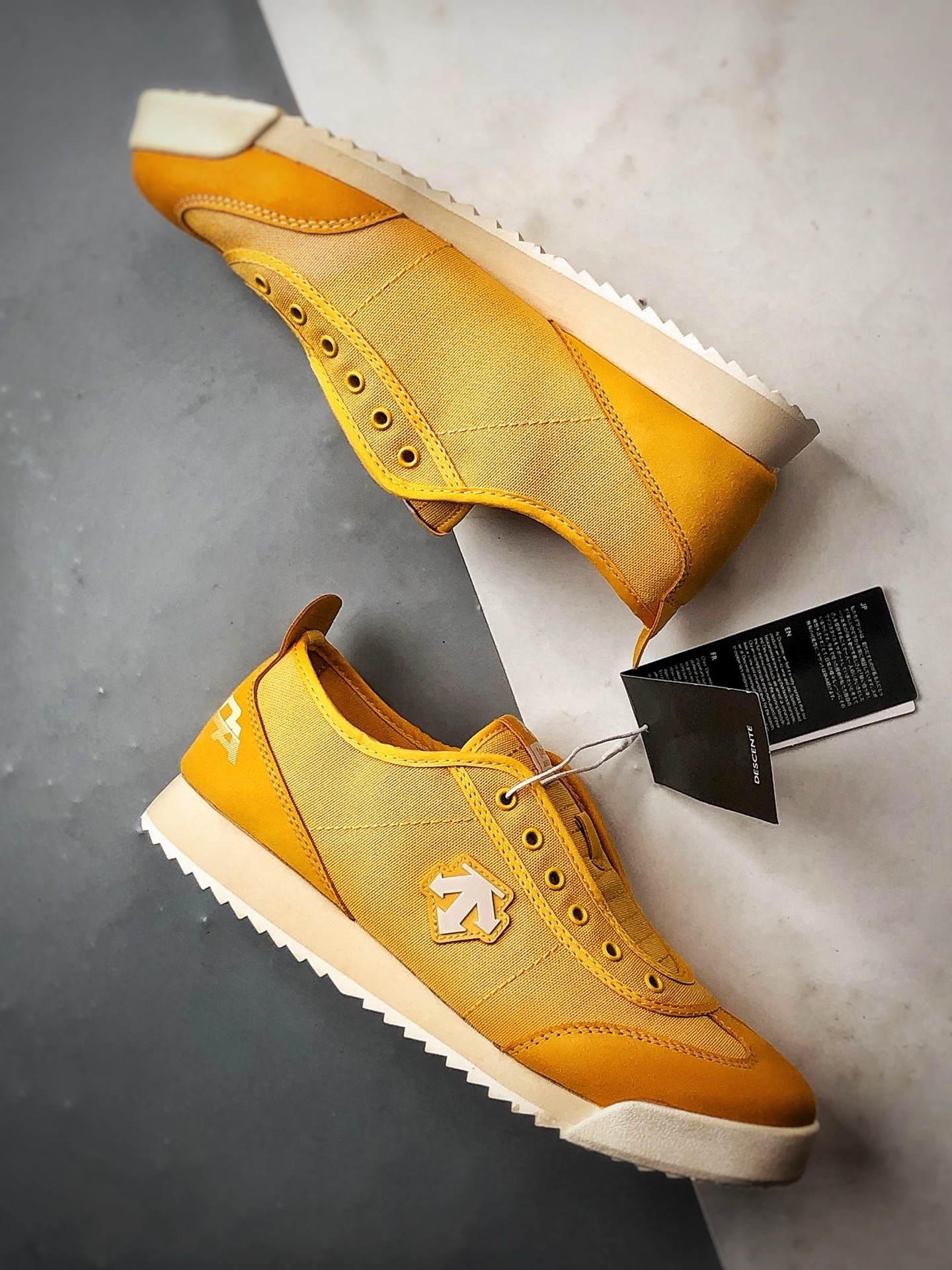 Descente Chron Tempo 黄色 迪桑特帆布一脚蹬轻便生活休闲鞋