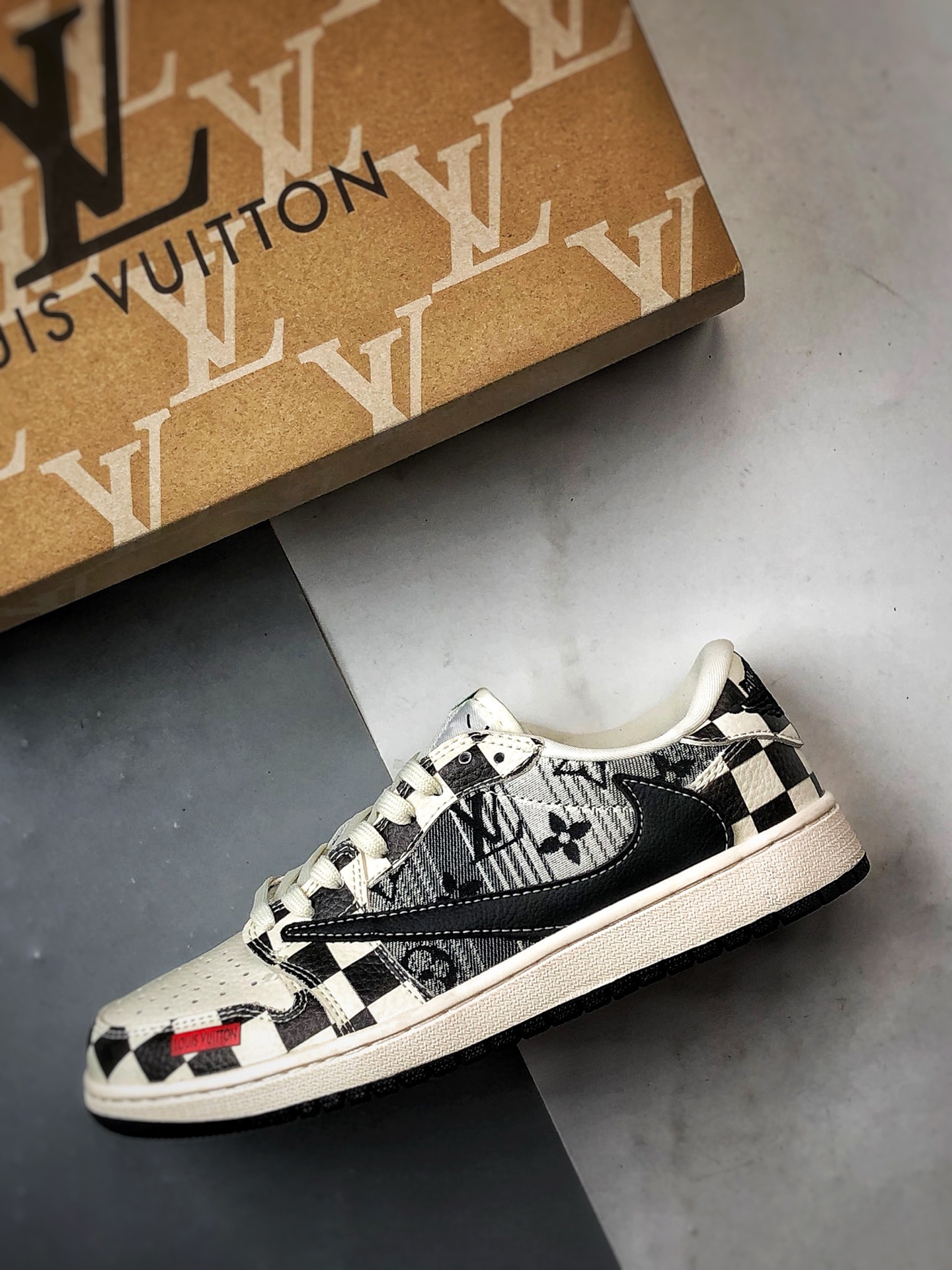 Air Jordan 1 Low OG ”高端定制” LV黑白棋盘格倒钩 LD2028-047