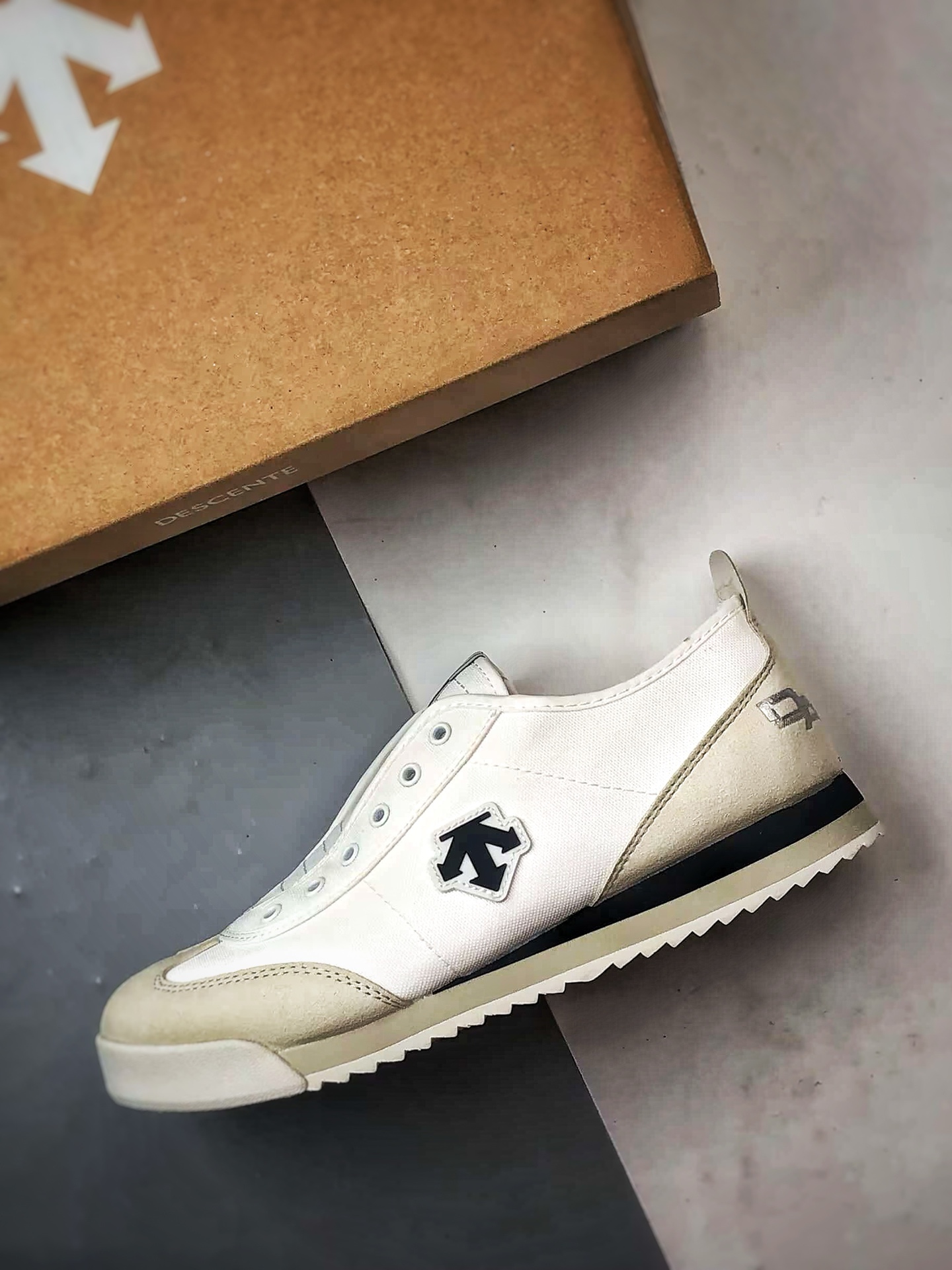 Descente Chron Tempo 白灰黑 迪桑特帆布一脚蹬轻便生活休闲鞋-莆田鞋,莆田鞋货源,高仿鞋,高仿鞋货源,安福档口,莆田高仿鞋,莆田鞋批发,高仿鞋批发,莆田高仿运动鞋,高仿运动鞋,莆田运动鞋 Descente Chron Tempo 白灰黑 迪桑特帆布一脚蹬轻便生活休闲鞋