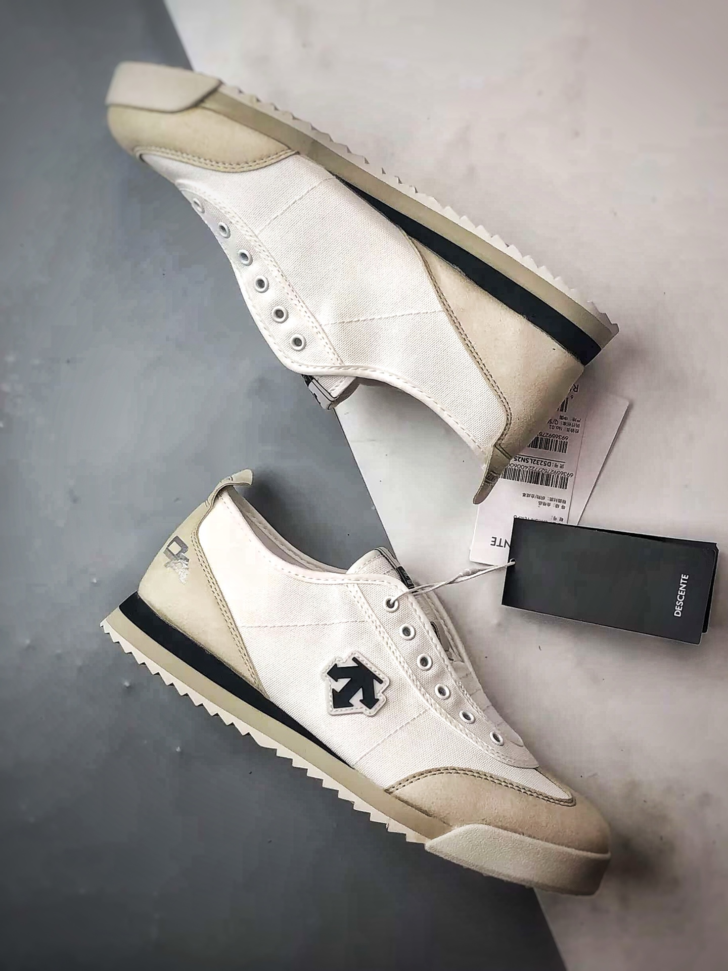 Descente Chron Tempo 白灰黑 迪桑特帆布一脚蹬轻便生活休闲鞋-莆田鞋,莆田鞋货源,高仿鞋,高仿鞋货源,安福档口,莆田高仿鞋,莆田鞋批发,高仿鞋批发,莆田高仿运动鞋,高仿运动鞋,莆田运动鞋 Descente Chron Tempo 白灰黑 迪桑特帆布一脚蹬轻便生活休闲鞋