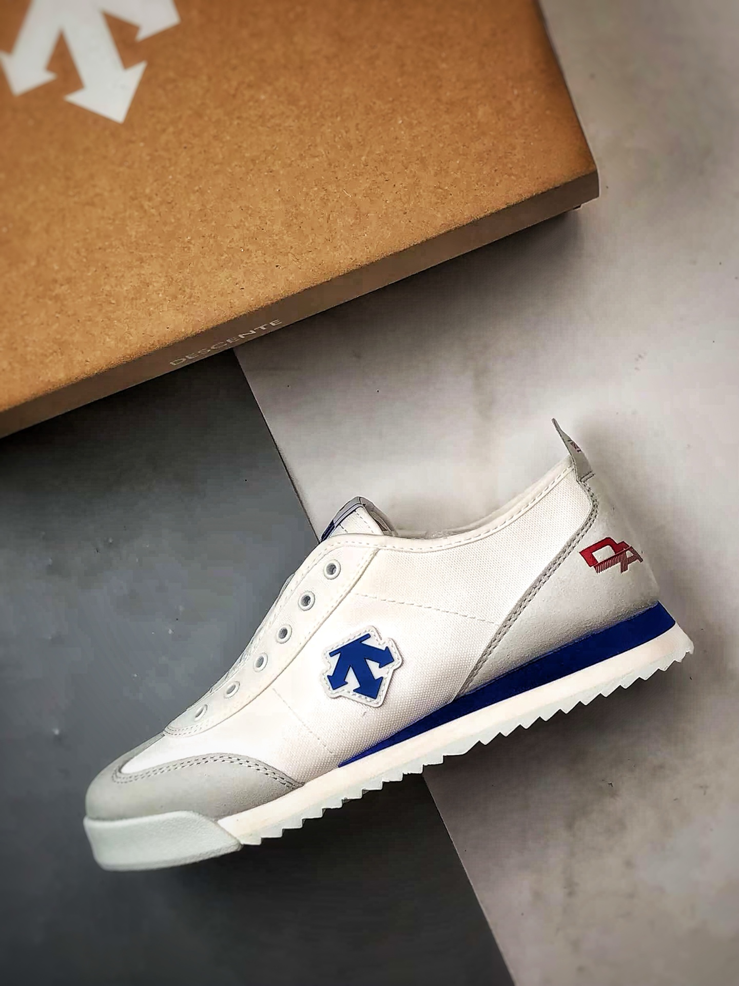 Descente Chron Tempo 白灰蓝 迪桑特帆布一脚蹬轻便生活休闲鞋-莆田鞋,莆田鞋货源,高仿鞋,高仿鞋货源,安福档口,莆田高仿鞋,莆田鞋批发,高仿鞋批发,莆田高仿运动鞋,高仿运动鞋,莆田运动鞋 Descente Chron Tempo 白灰蓝 迪桑特帆布一脚蹬轻便生活休闲鞋