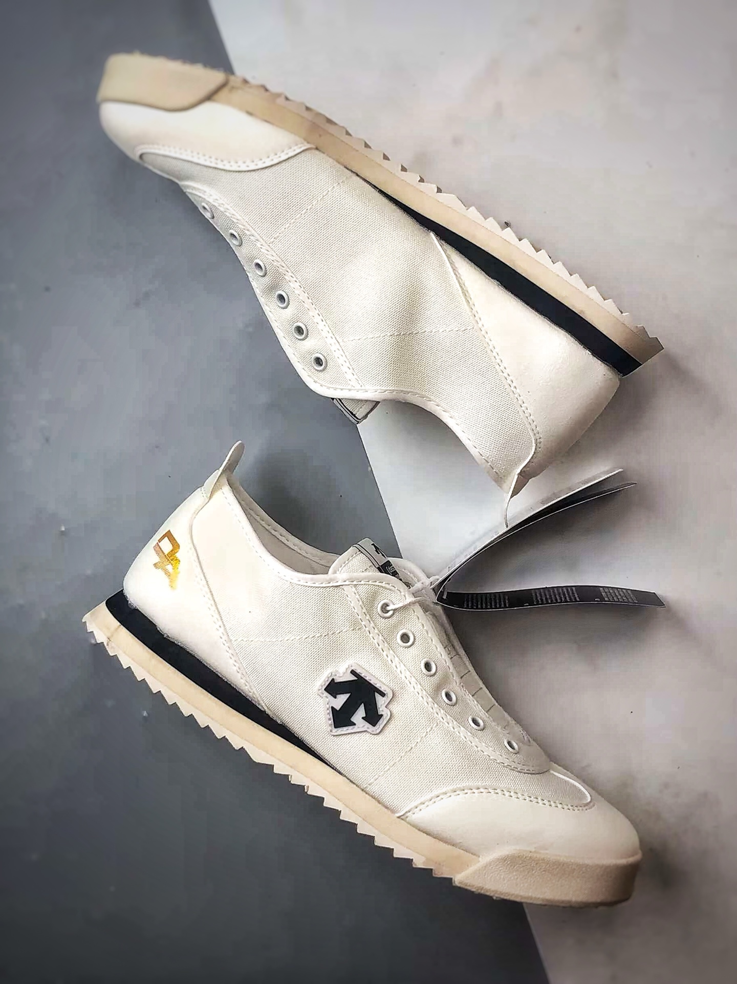 Descente Chron Tempo 白黑 迪桑特帆布一脚蹬轻便生活休闲鞋-莆田鞋,莆田鞋货源,高仿鞋,高仿鞋货源,安福档口,莆田高仿鞋,莆田鞋批发,高仿鞋批发,莆田高仿运动鞋,高仿运动鞋,莆田运动鞋 Descente Chron Tempo 白黑 迪桑特帆布一脚蹬轻便生活休闲鞋