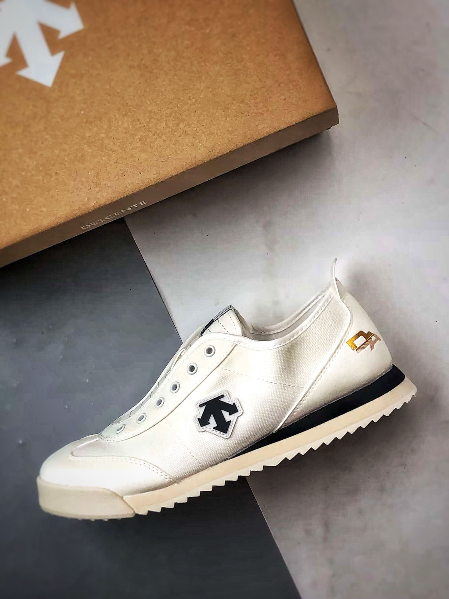 Descente Chron Tempo 白黑 迪桑特帆布一脚蹬轻便生活休闲鞋-莆田鞋,莆田鞋货源,高仿鞋,高仿鞋货源,安福档口,莆田高仿鞋,莆田鞋批发,高仿鞋批发,莆田高仿运动鞋,高仿运动鞋,莆田运动鞋 Descente Chron Tempo 白黑 迪桑特帆布一脚蹬轻便生活休闲鞋