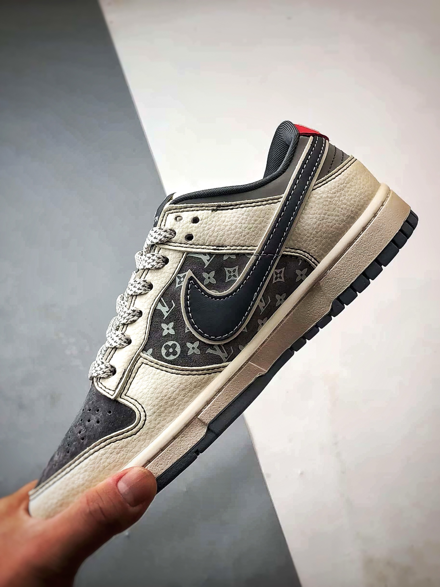 NK Dunk Low Retro ”DIY高端定制” LV米白深灰 低帮休闲运动板鞋 YX5066-367-莆田鞋,莆田鞋货源,高仿鞋,高仿鞋货源,安福档口,莆田高仿鞋,莆田鞋批发,高仿鞋批发,莆田高仿运动鞋,高仿运动鞋,莆田运动鞋 NK Dunk Low Retro ”DIY高端定制” LV米白深灰 低帮休闲运动板鞋 YX5066-367