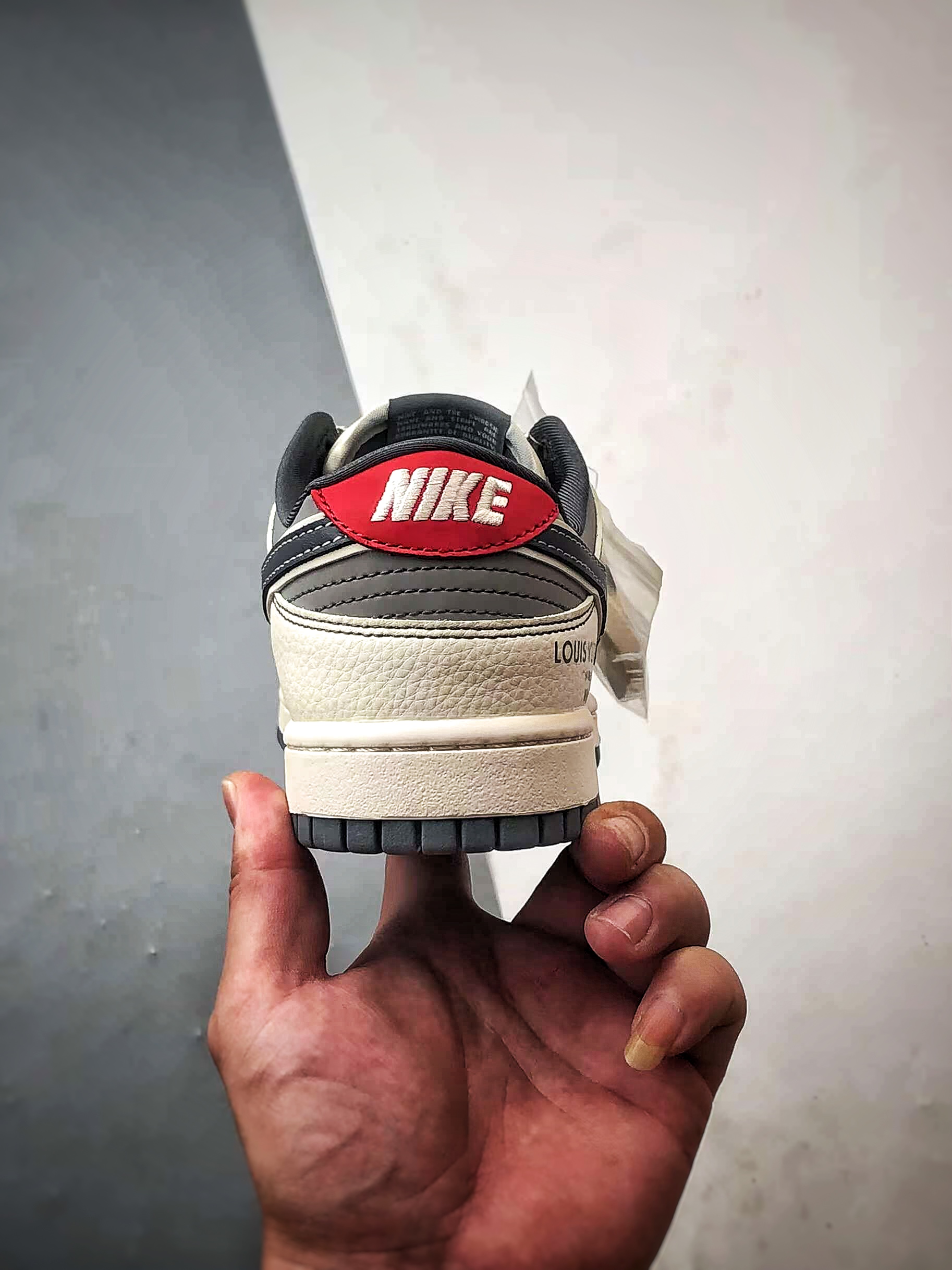 NK Dunk Low Retro ”DIY高端定制” LV米白深灰 低帮休闲运动板鞋 YX5066-367-莆田鞋,莆田鞋货源,高仿鞋,高仿鞋货源,安福档口,莆田高仿鞋,莆田鞋批发,高仿鞋批发,莆田高仿运动鞋,高仿运动鞋,莆田运动鞋 NK Dunk Low Retro ”DIY高端定制” LV米白深灰 低帮休闲运动板鞋 YX5066-367