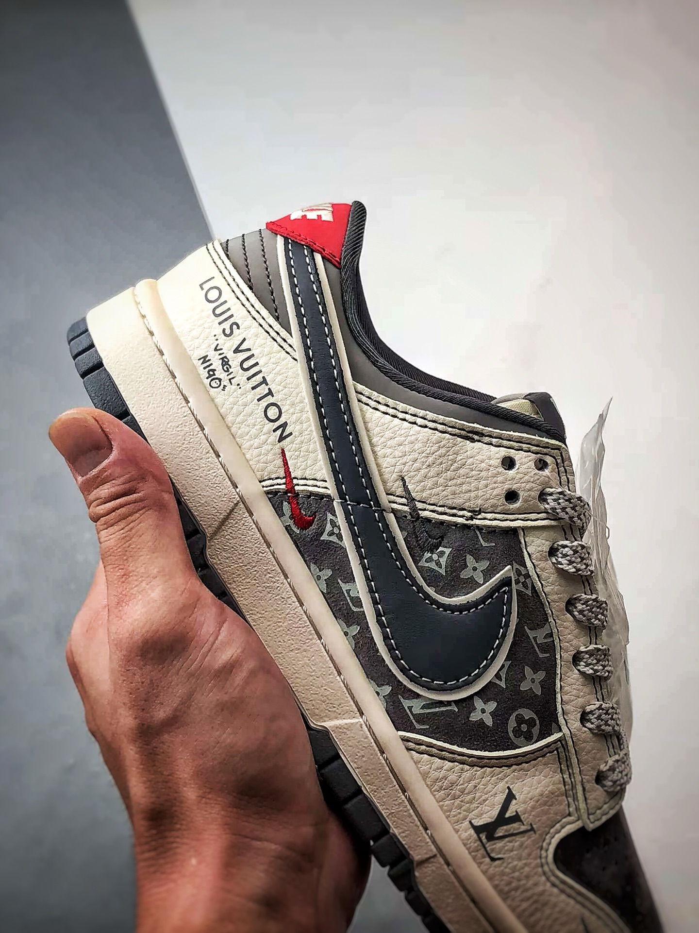 NK Dunk Low Retro ”DIY高端定制” LV米白深灰 低帮休闲运动板鞋 YX5066-367-莆田鞋,莆田鞋货源,高仿鞋,高仿鞋货源,安福档口,莆田高仿鞋,莆田鞋批发,高仿鞋批发,莆田高仿运动鞋,高仿运动鞋,莆田运动鞋 NK Dunk Low Retro ”DIY高端定制” LV米白深灰 低帮休闲运动板鞋 YX5066-367