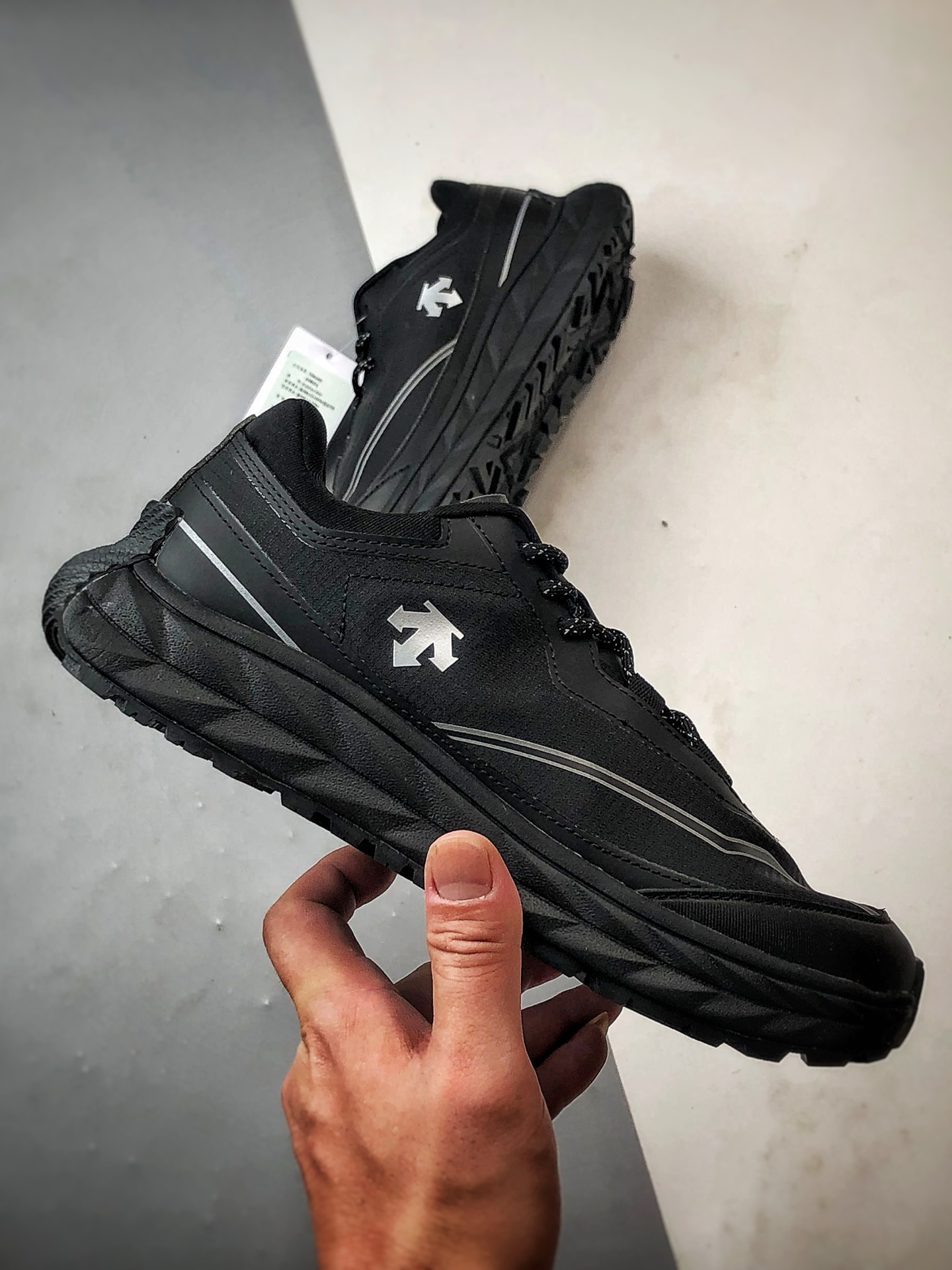 Descente Terrain D 黑色 舒适百搭低帮生活休闲鞋-莆田鞋,莆田鞋货源,高仿鞋,高仿鞋货源,安福档口,莆田高仿鞋,莆田鞋批发,高仿鞋批发,莆田高仿运动鞋,高仿运动鞋,莆田运动鞋 Descente Terrain D 黑色 舒适百搭低帮生活休闲鞋