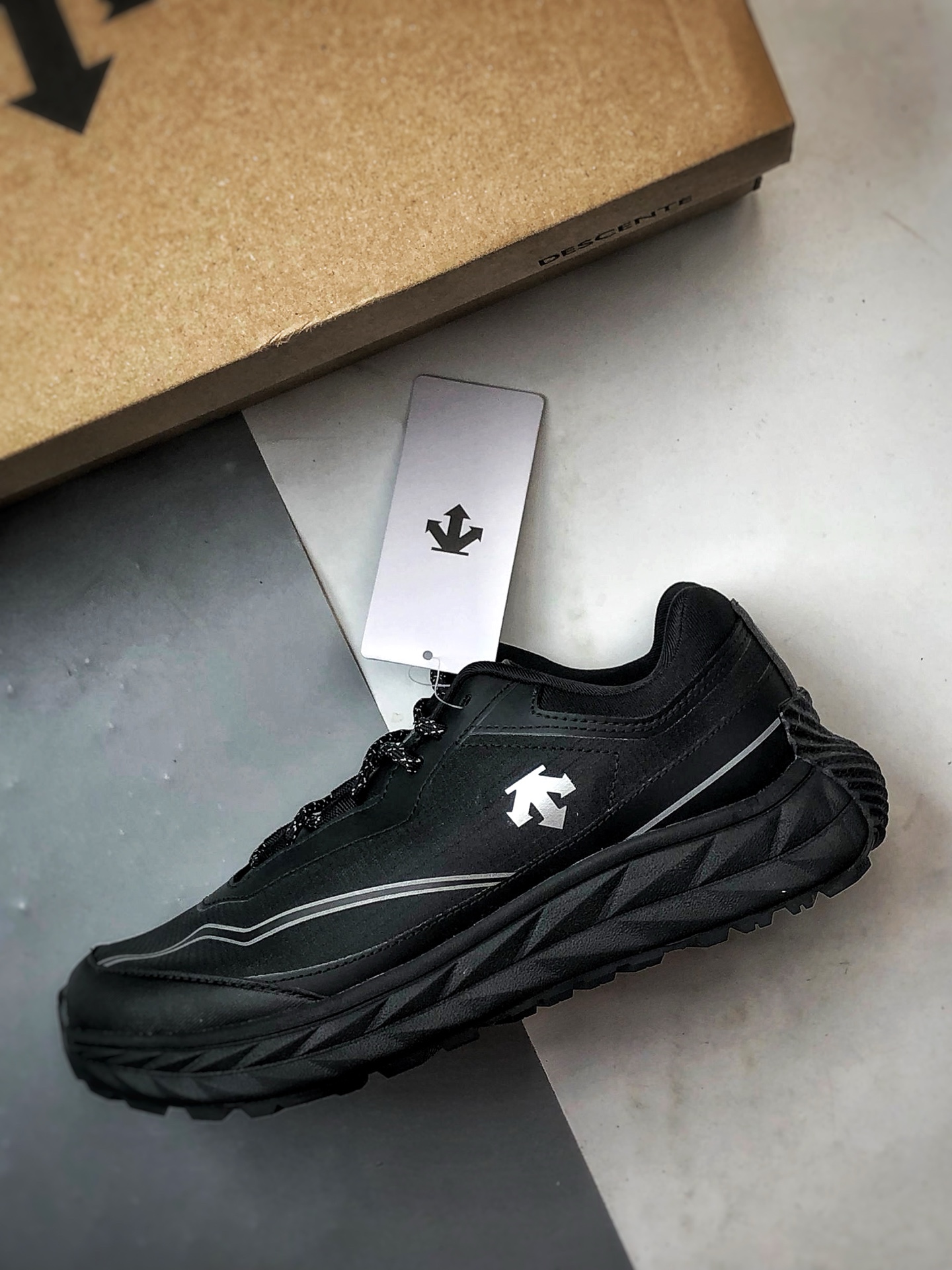 Descente Terrain D 黑色 舒适百搭低帮生活休闲鞋-莆田鞋,莆田鞋货源,高仿鞋,高仿鞋货源,安福档口,莆田高仿鞋,莆田鞋批发,高仿鞋批发,莆田高仿运动鞋,高仿运动鞋,莆田运动鞋 Descente Terrain D 黑色 舒适百搭低帮生活休闲鞋