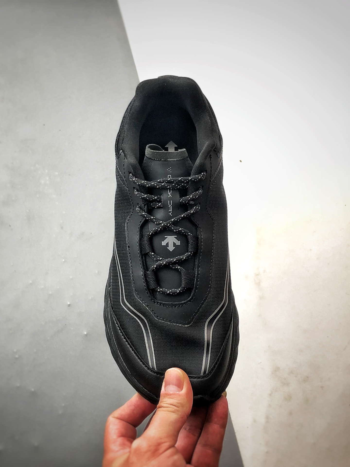 Descente Terrain D 黑色 舒适百搭低帮生活休闲鞋-莆田鞋,莆田鞋货源,高仿鞋,高仿鞋货源,安福档口,莆田高仿鞋,莆田鞋批发,高仿鞋批发,莆田高仿运动鞋,高仿运动鞋,莆田运动鞋 Descente Terrain D 黑色 舒适百搭低帮生活休闲鞋