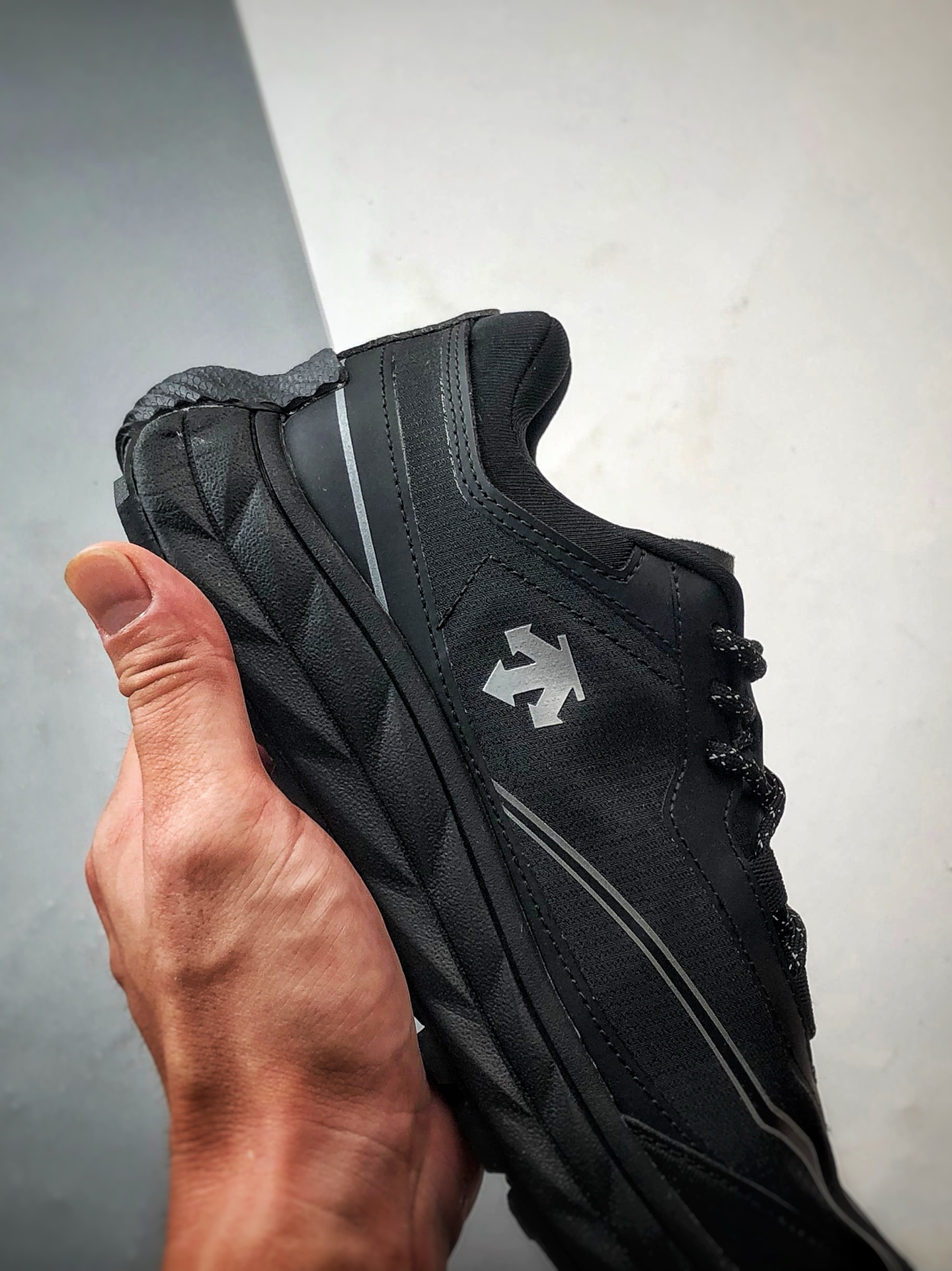 Descente Terrain D 黑色 舒适百搭低帮生活休闲鞋-莆田鞋,莆田鞋货源,高仿鞋,高仿鞋货源,安福档口,莆田高仿鞋,莆田鞋批发,高仿鞋批发,莆田高仿运动鞋,高仿运动鞋,莆田运动鞋 Descente Terrain D 黑色 舒适百搭低帮生活休闲鞋