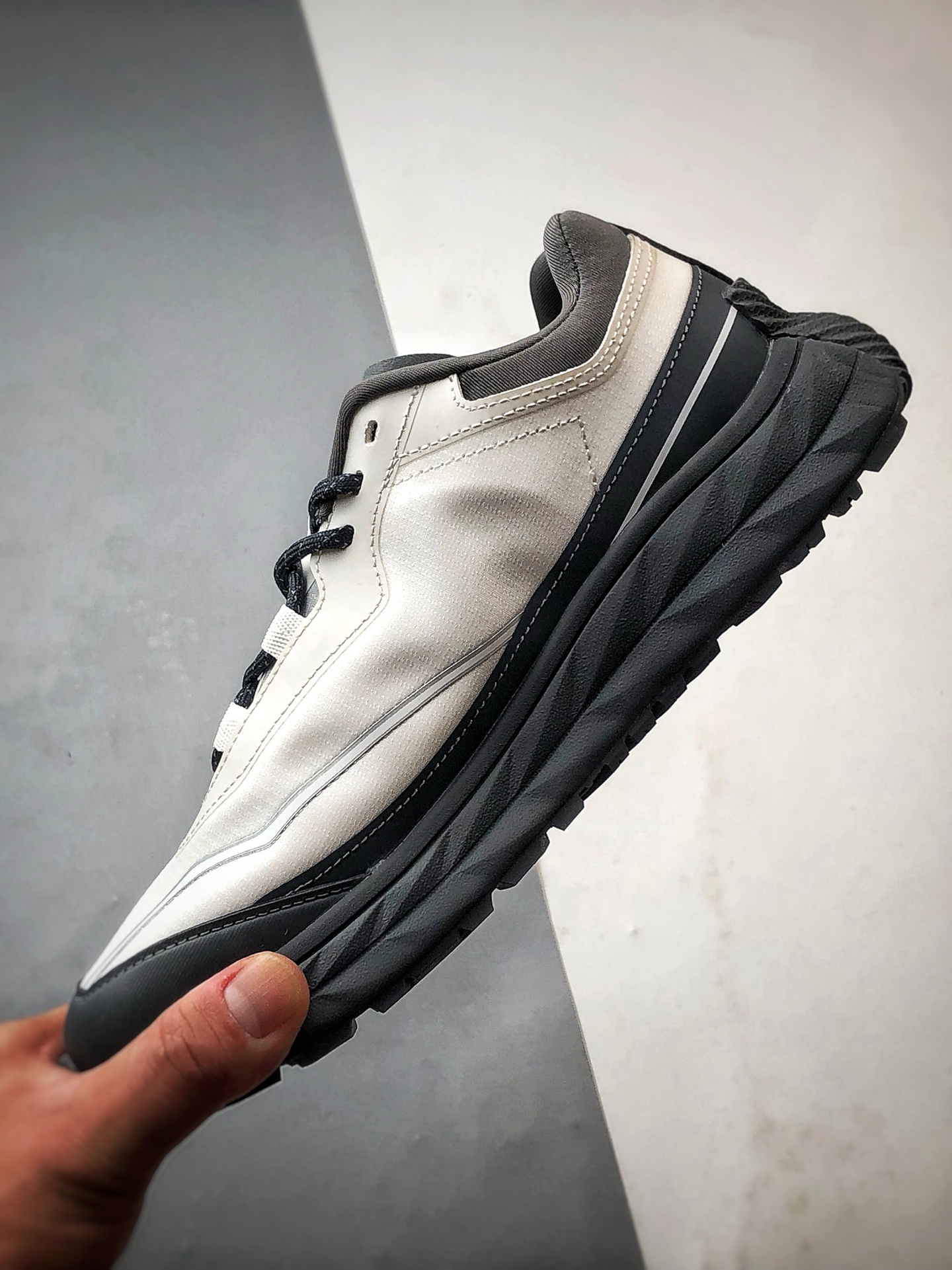 Descente Terrain D 白灰色 舒适百搭低帮生活休闲鞋-莆田鞋,莆田鞋货源,高仿鞋,高仿鞋货源,安福档口,莆田高仿鞋,莆田鞋批发,高仿鞋批发,莆田高仿运动鞋,高仿运动鞋,莆田运动鞋 Descente Terrain D 白灰色 舒适百搭低帮生活休闲鞋