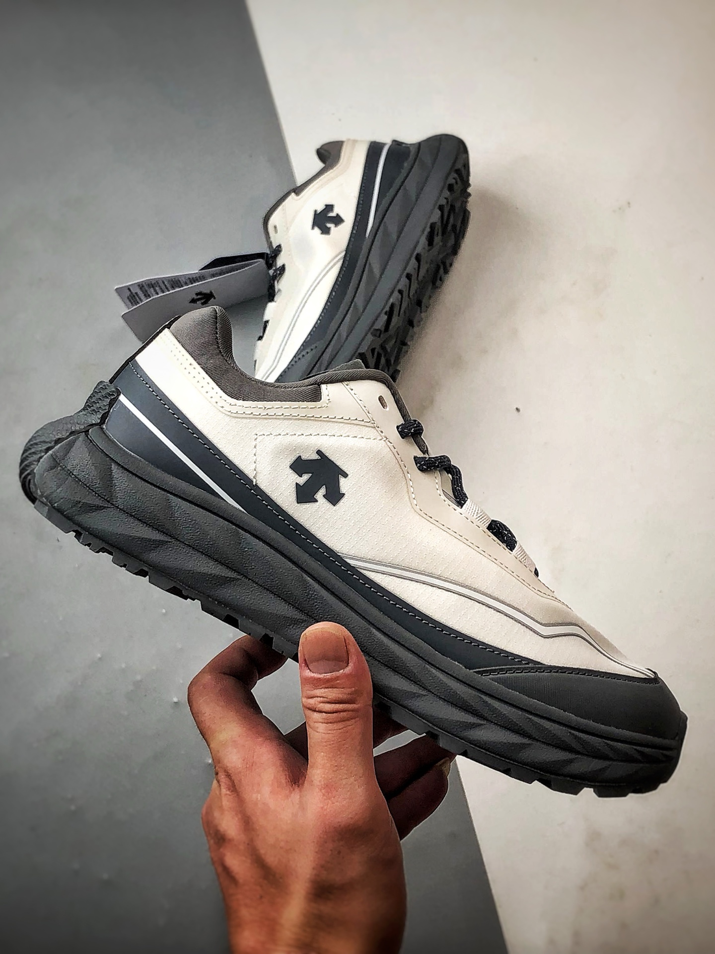 Descente Terrain D 白灰色 舒适百搭低帮生活休闲鞋-莆田鞋,莆田鞋货源,高仿鞋,高仿鞋货源,安福档口,莆田高仿鞋,莆田鞋批发,高仿鞋批发,莆田高仿运动鞋,高仿运动鞋,莆田运动鞋 Descente Terrain D 白灰色 舒适百搭低帮生活休闲鞋