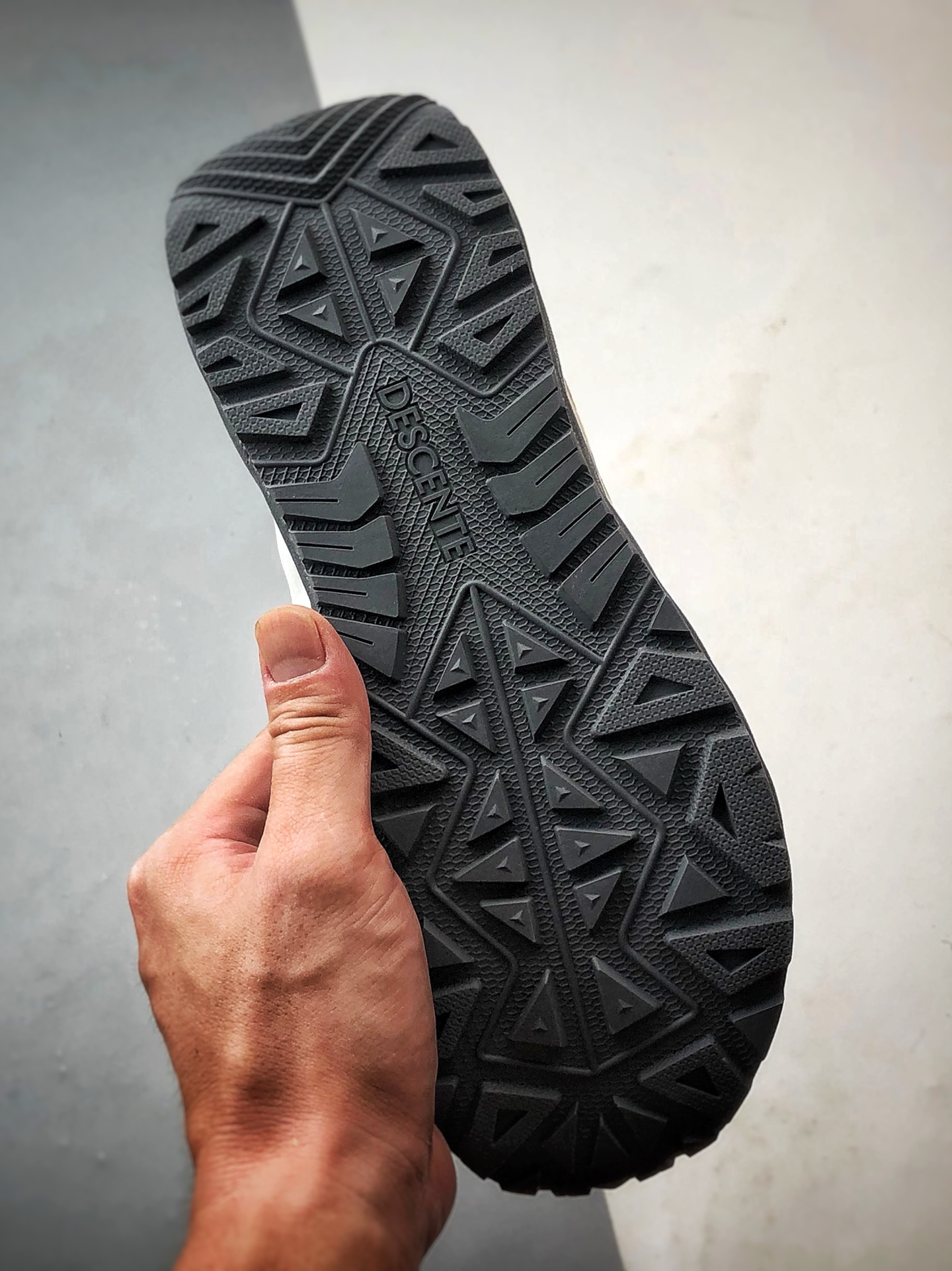 Descente Terrain D 白灰色 舒适百搭低帮生活休闲鞋-莆田鞋,莆田鞋货源,高仿鞋,高仿鞋货源,安福档口,莆田高仿鞋,莆田鞋批发,高仿鞋批发,莆田高仿运动鞋,高仿运动鞋,莆田运动鞋 Descente Terrain D 白灰色 舒适百搭低帮生活休闲鞋