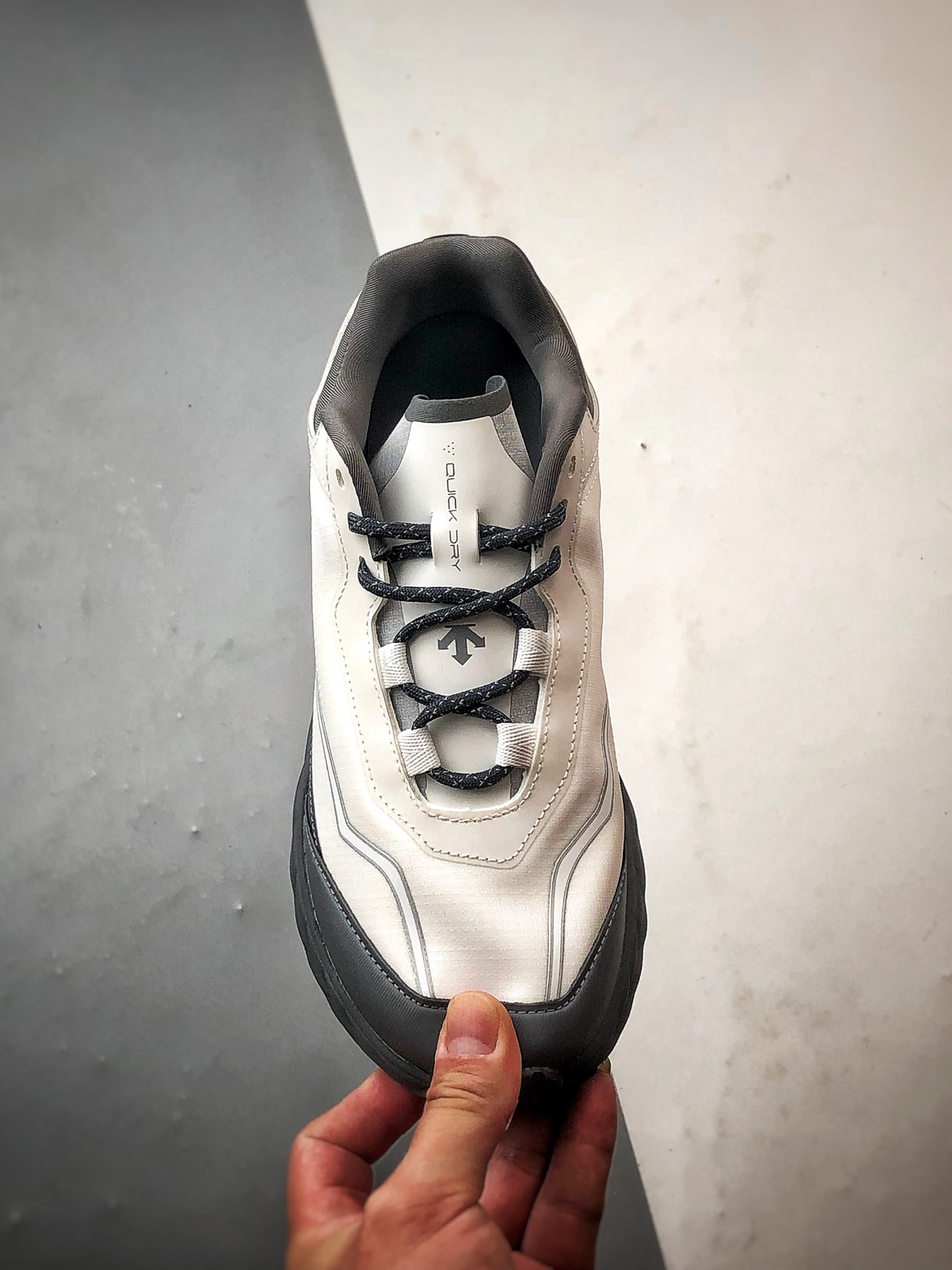 Descente Terrain D 白灰色 舒适百搭低帮生活休闲鞋-莆田鞋,莆田鞋货源,高仿鞋,高仿鞋货源,安福档口,莆田高仿鞋,莆田鞋批发,高仿鞋批发,莆田高仿运动鞋,高仿运动鞋,莆田运动鞋 Descente Terrain D 白灰色 舒适百搭低帮生活休闲鞋