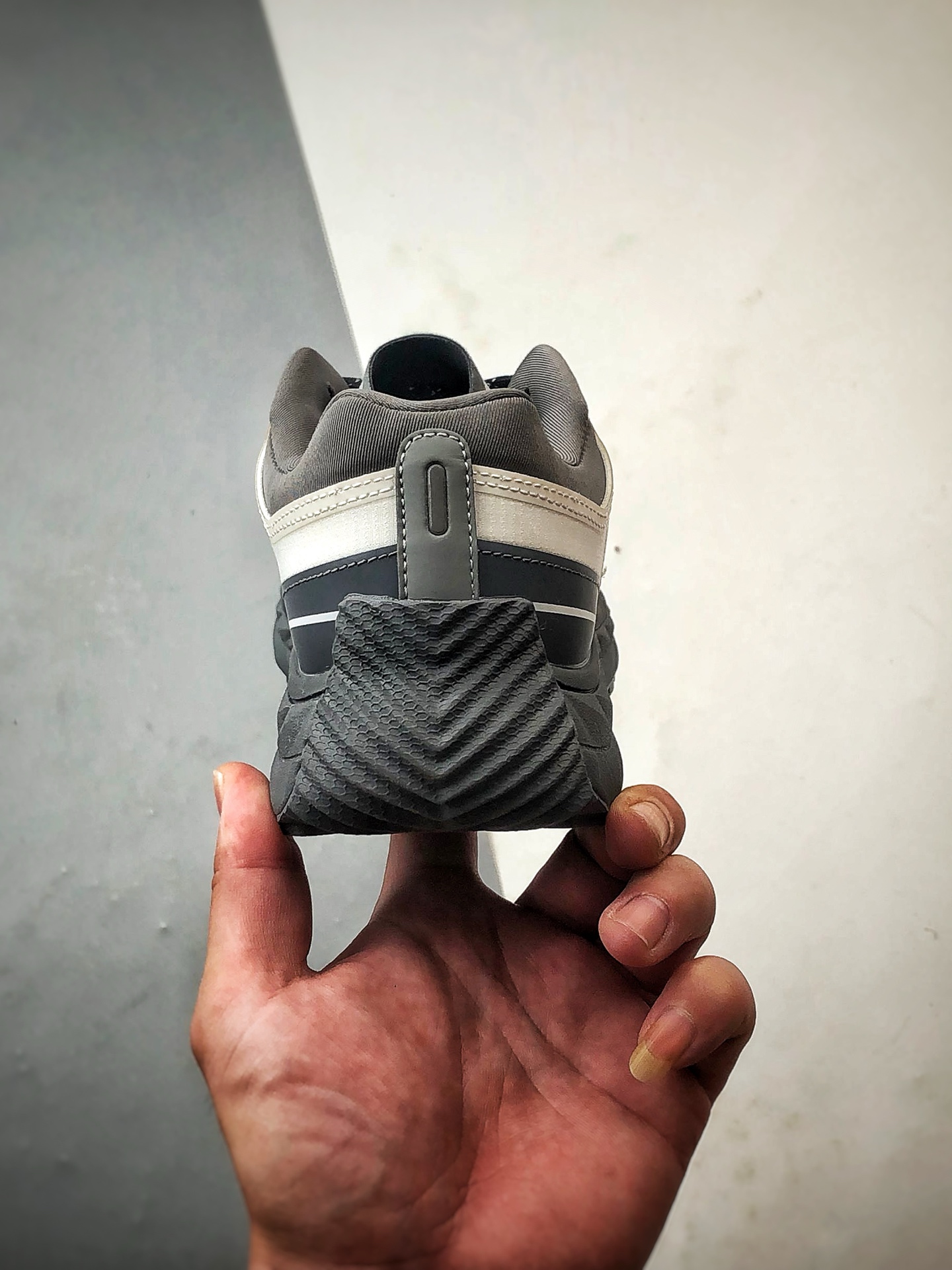 Descente Terrain D 白灰色 舒适百搭低帮生活休闲鞋-莆田鞋,莆田鞋货源,高仿鞋,高仿鞋货源,安福档口,莆田高仿鞋,莆田鞋批发,高仿鞋批发,莆田高仿运动鞋,高仿运动鞋,莆田运动鞋 Descente Terrain D 白灰色 舒适百搭低帮生活休闲鞋